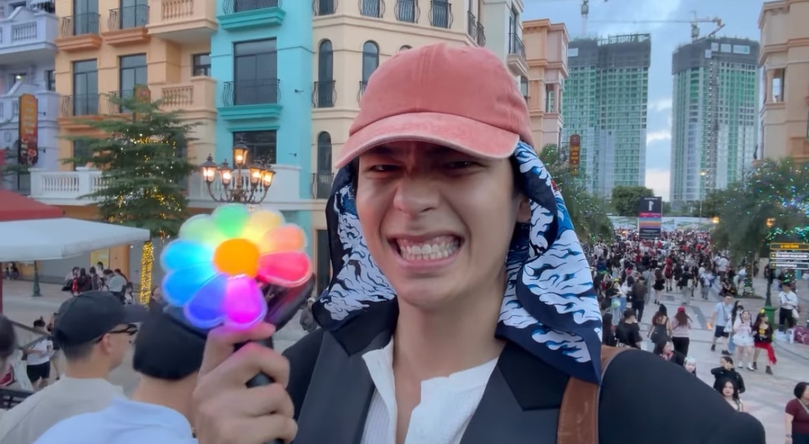 Diễn viên Quốc Anh tại sự kiện âm nhạc.