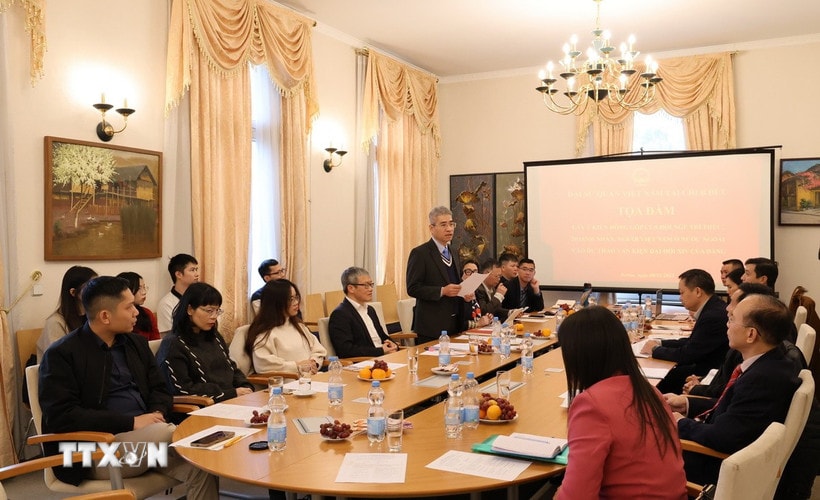 Đại sứ Nguyễn Đắc Thành chủ trì Toạ đàm. (Ảnh: Thu Hằng/TTXVN)