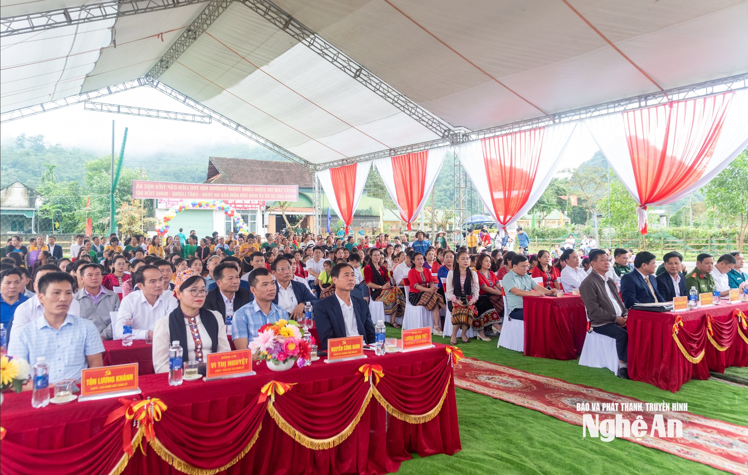 Các đại biểu dữ Lễ khởi công xây dựng Trường phổ thông nội trú liên cấp tiểu học và trung học cơ sở Môn Sơn. Ảnh: Minh Quân