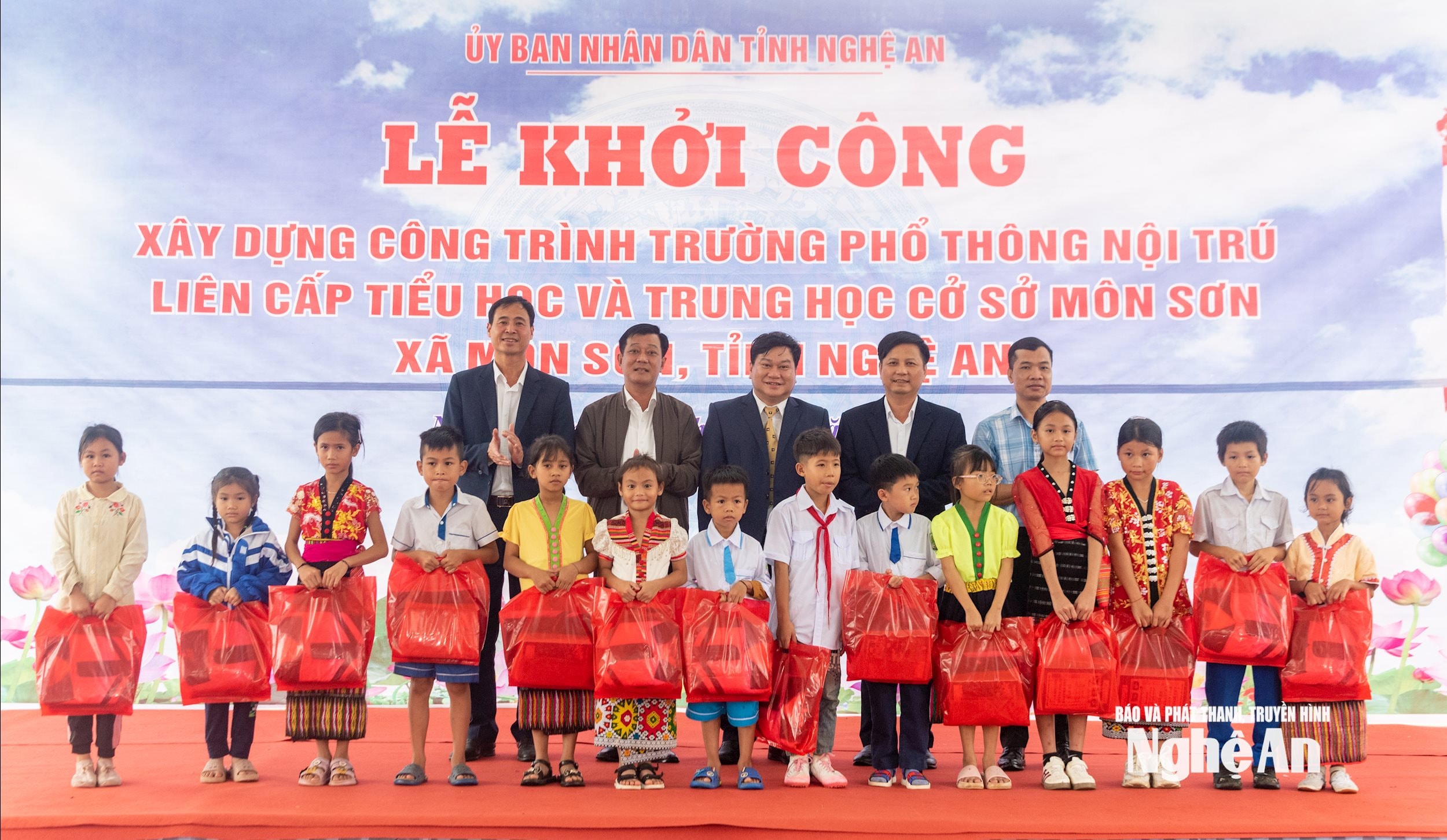 Các đại biểu tặng quà cho học sinh có hoàn cảnh khó khăn vươn lên trong h