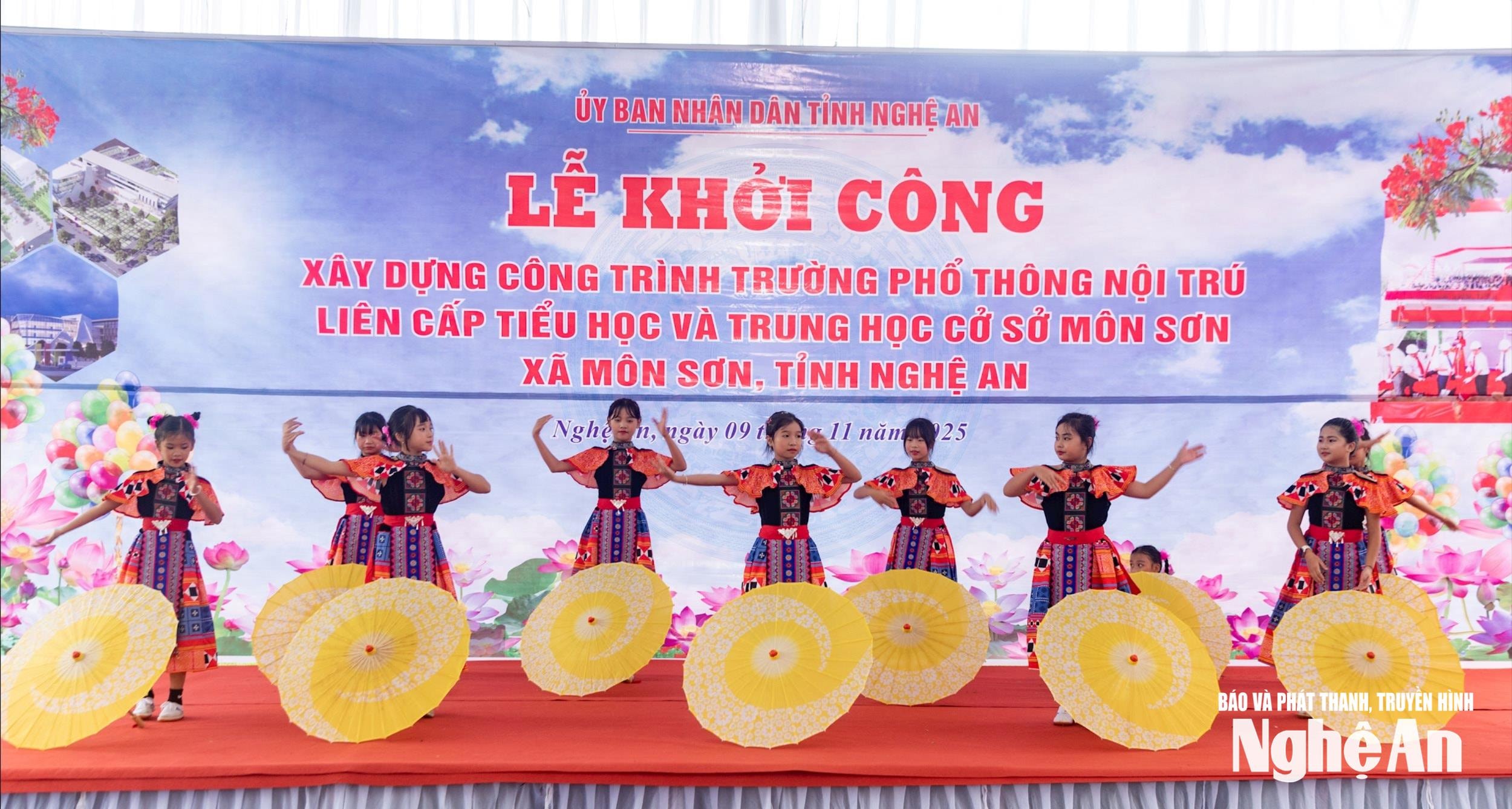 Một tiết mục văn nghệ tại buổi lễ. Ảnh: Minh Quân