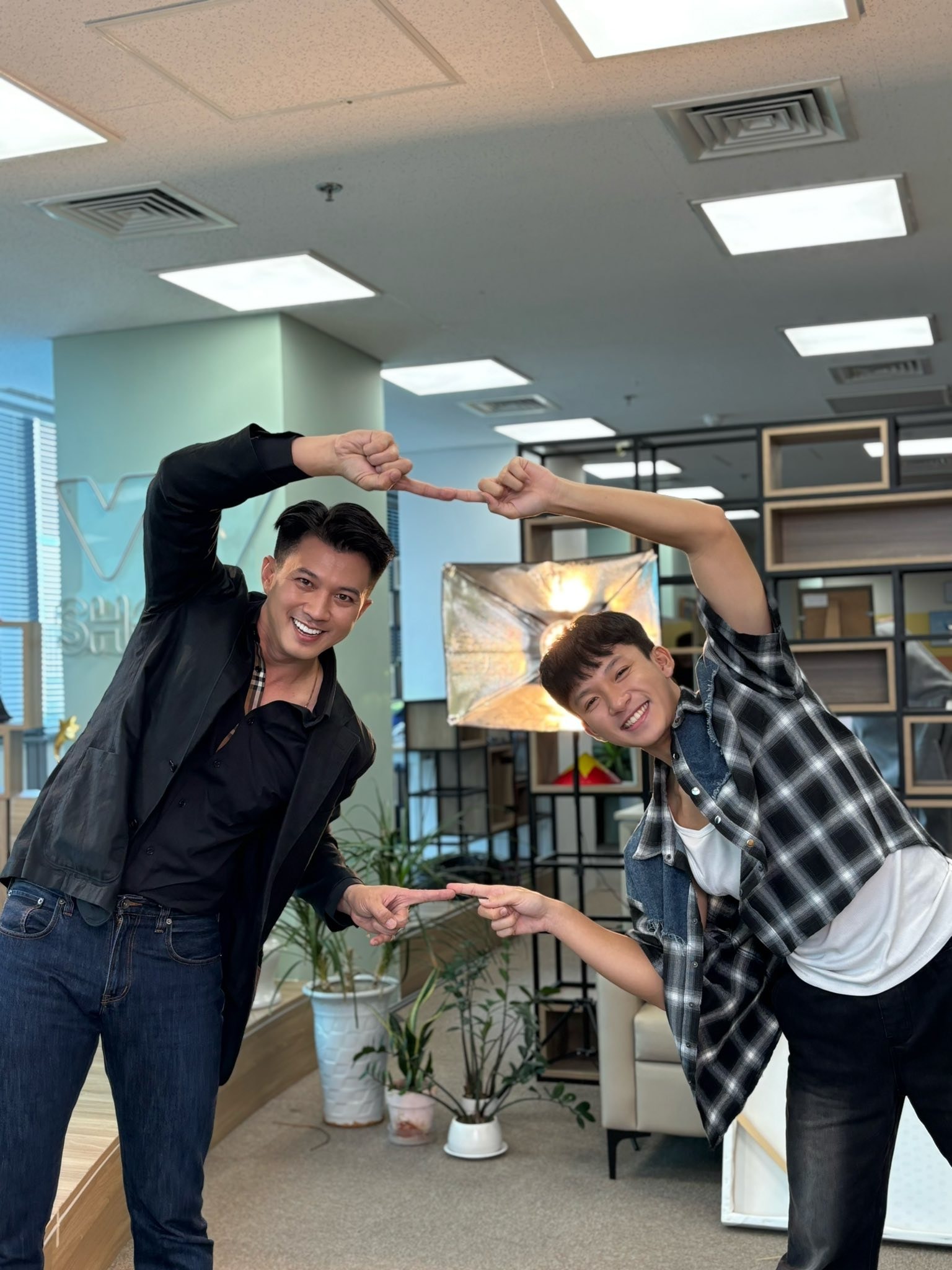 Viễn lớn - bé của Cách em 1 milimet 'gây sốt' khi chung khung hình - Ảnh 1.