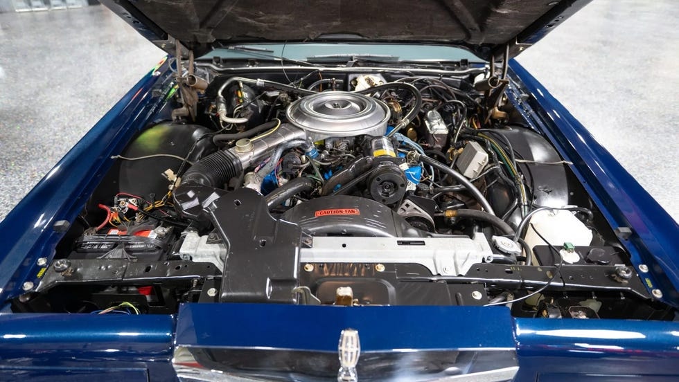 Khoang động cơ với các chi tiết khi mở nắp ca-pô.