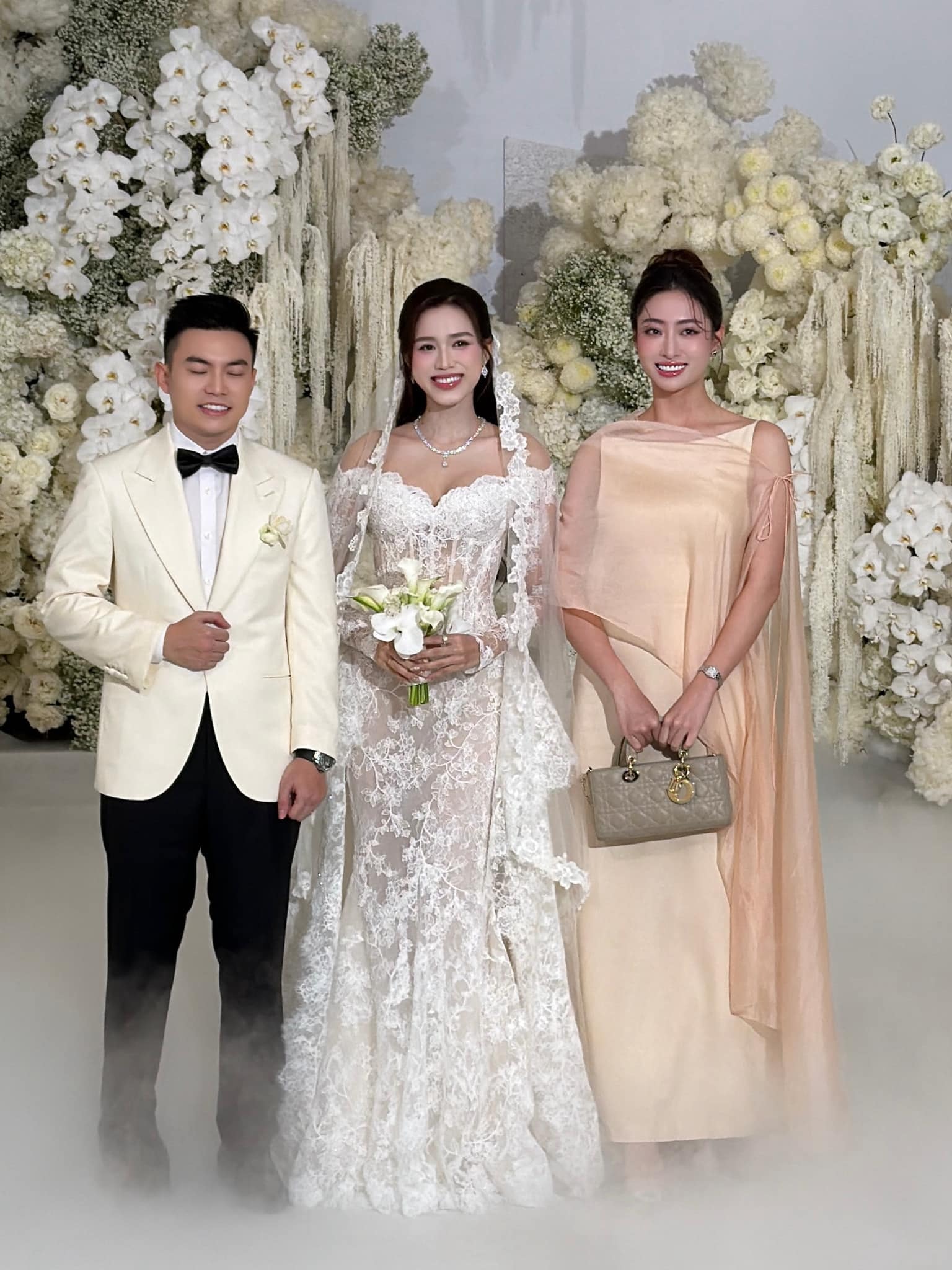 Hoa hậu Lương Thùy Linh nền nã trong bộ váy thanh lịch.