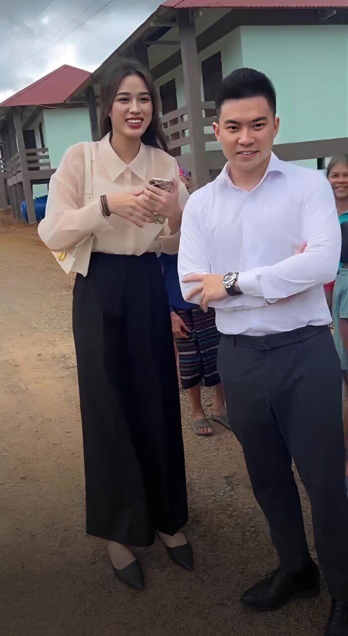 Hoa hậu Đỗ Thị Hà được bắt gặp đi làm thiện nguyện cùng Viết Vương trong khoảng thời gian hẹn hò kín tiếng.