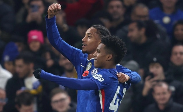 Pedro và Estevao cùng ăn mừng sau bàn thắng.