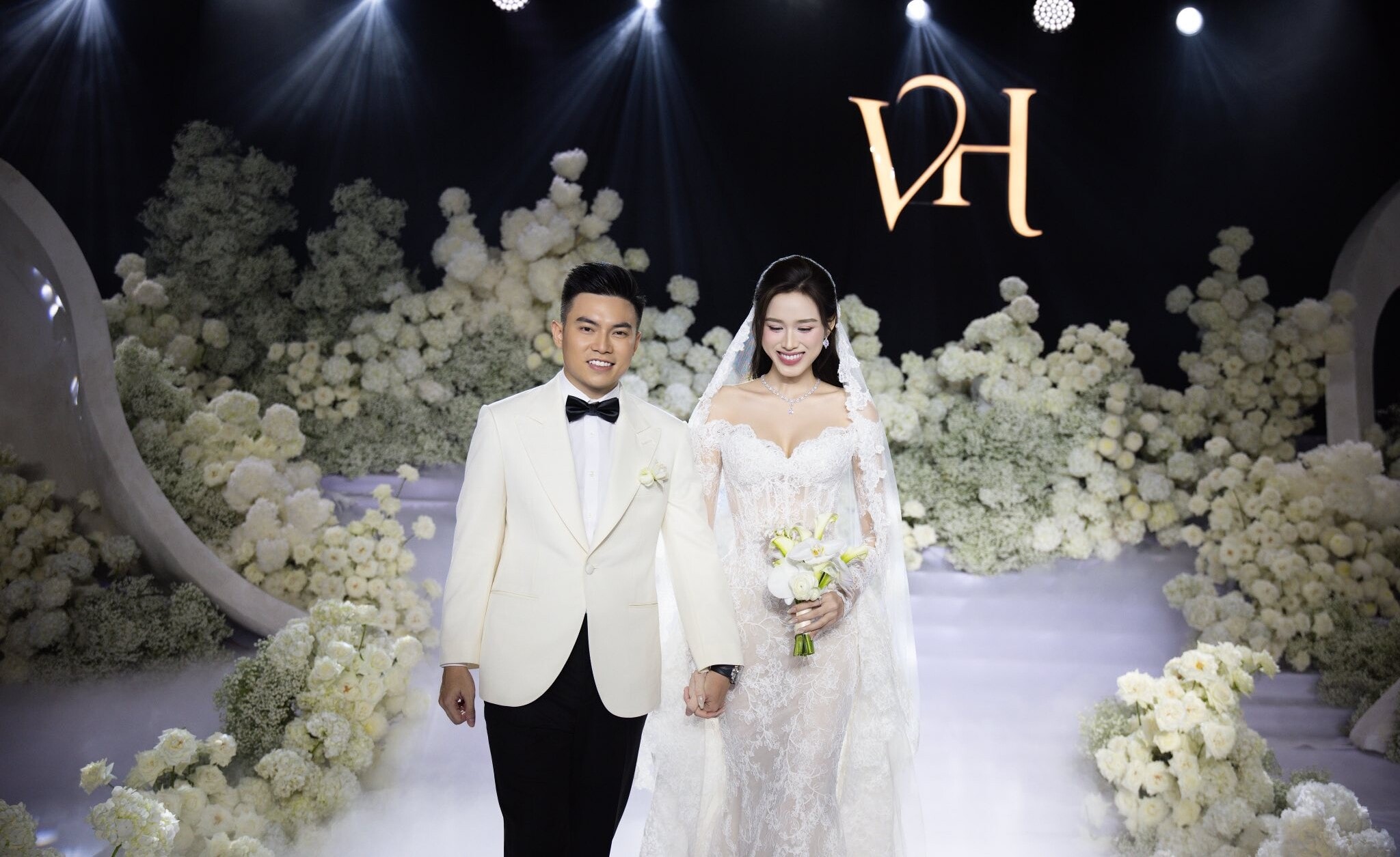 Hôn lễ Đỗ Thị Hà ở Hà Nội: Thiếu gia Viết Vương tặng vợ đám cưới cổ tích, phát biểu bằng giọng Quảng Trị cực ngọt - 3