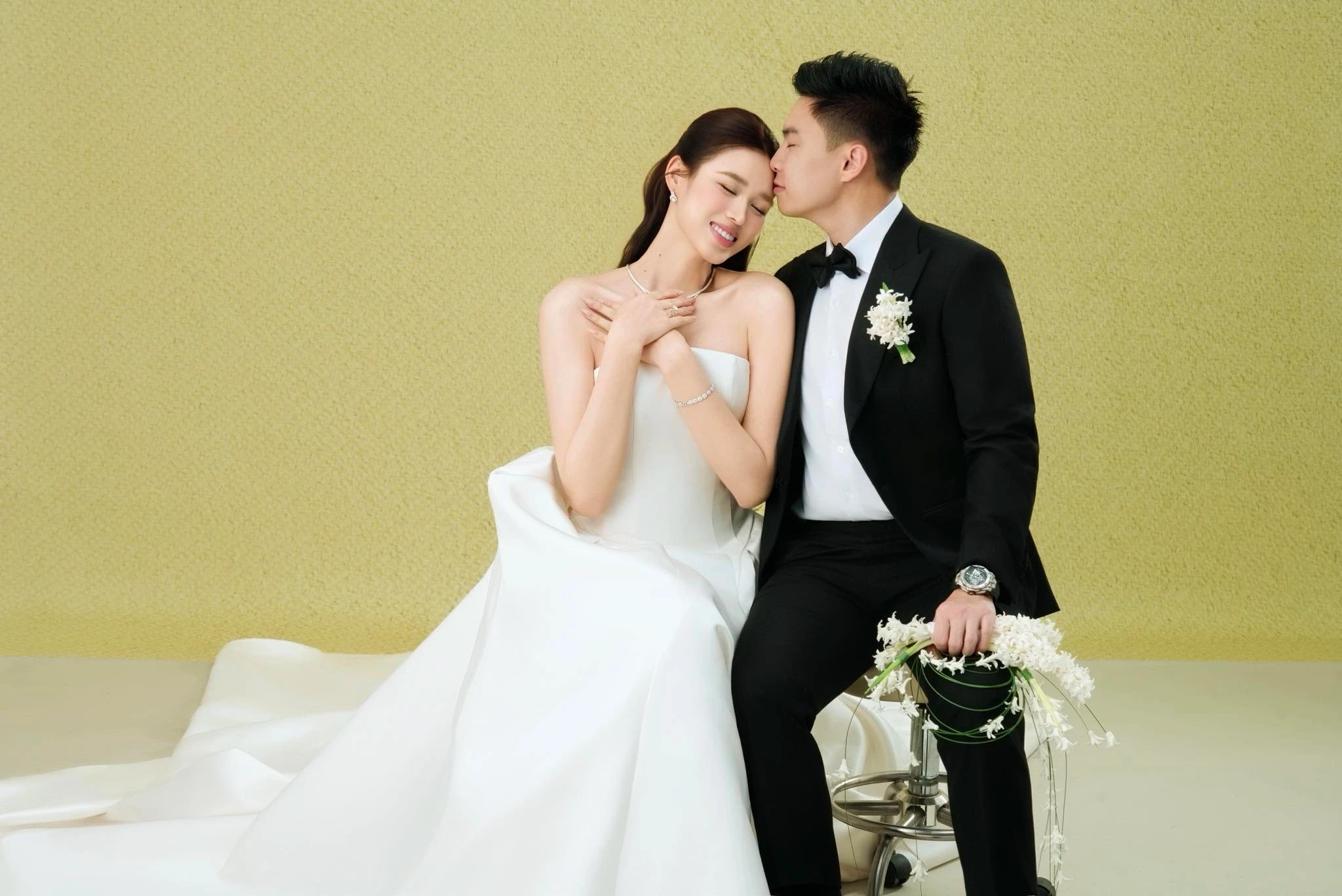 Trước khi công khai chuyện cưới hỏi, cặp đôi hẹn hò kín tiếng.