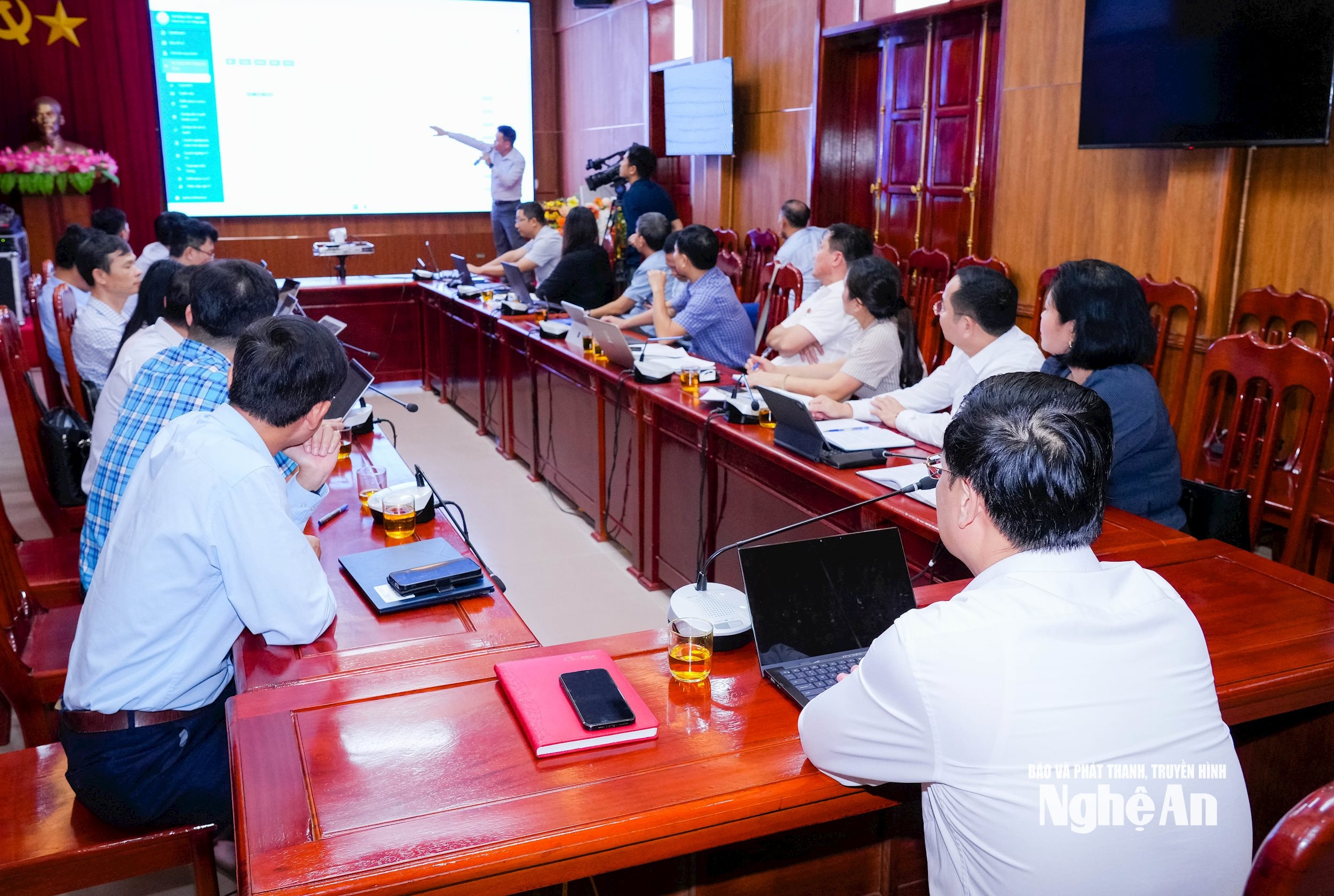 Các đại biểu nghe giới thiệu cơ sở dữ liệu ngành Khoa học và Công nghệ.