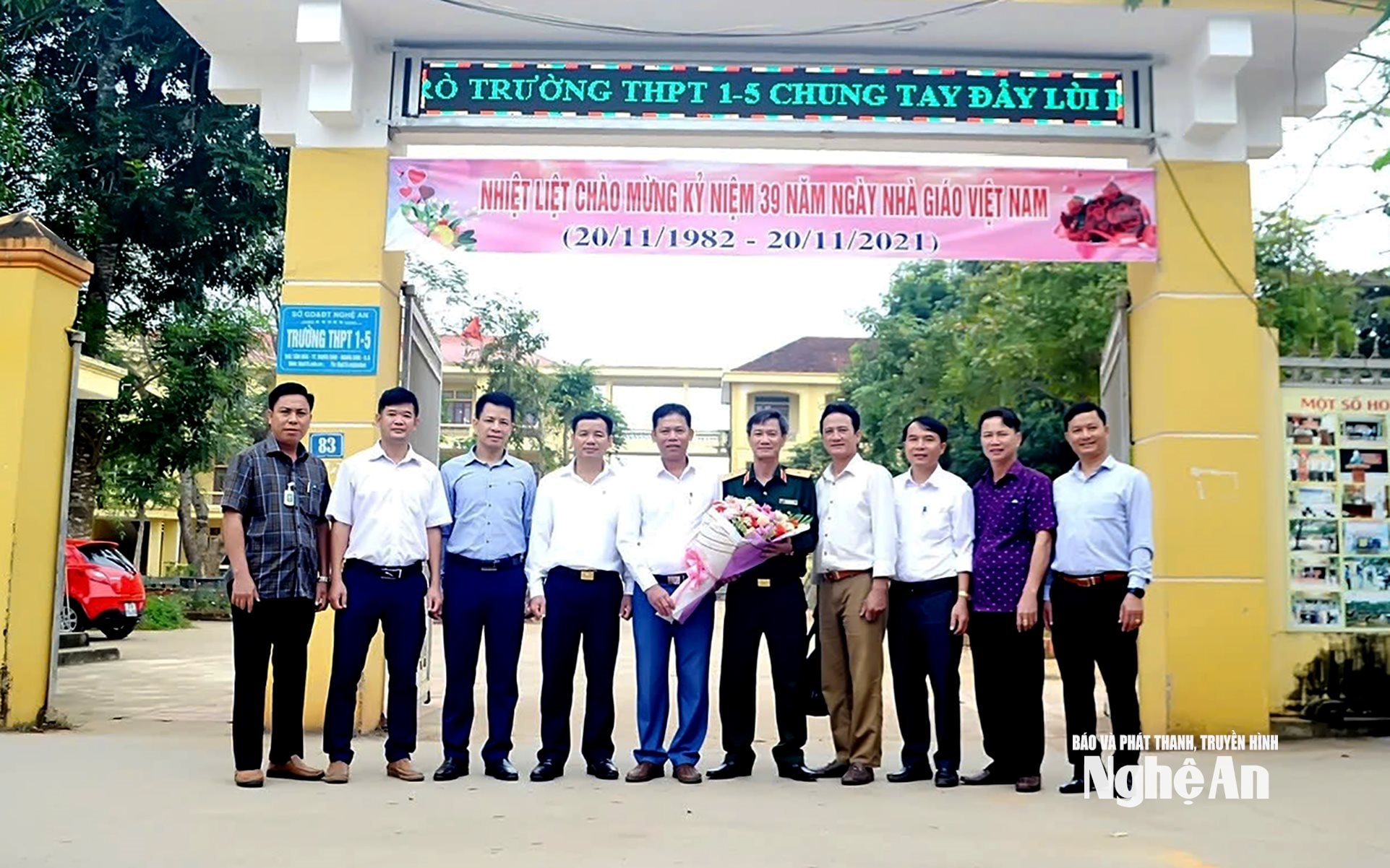 Các thế hệ học sinh về thăm trường