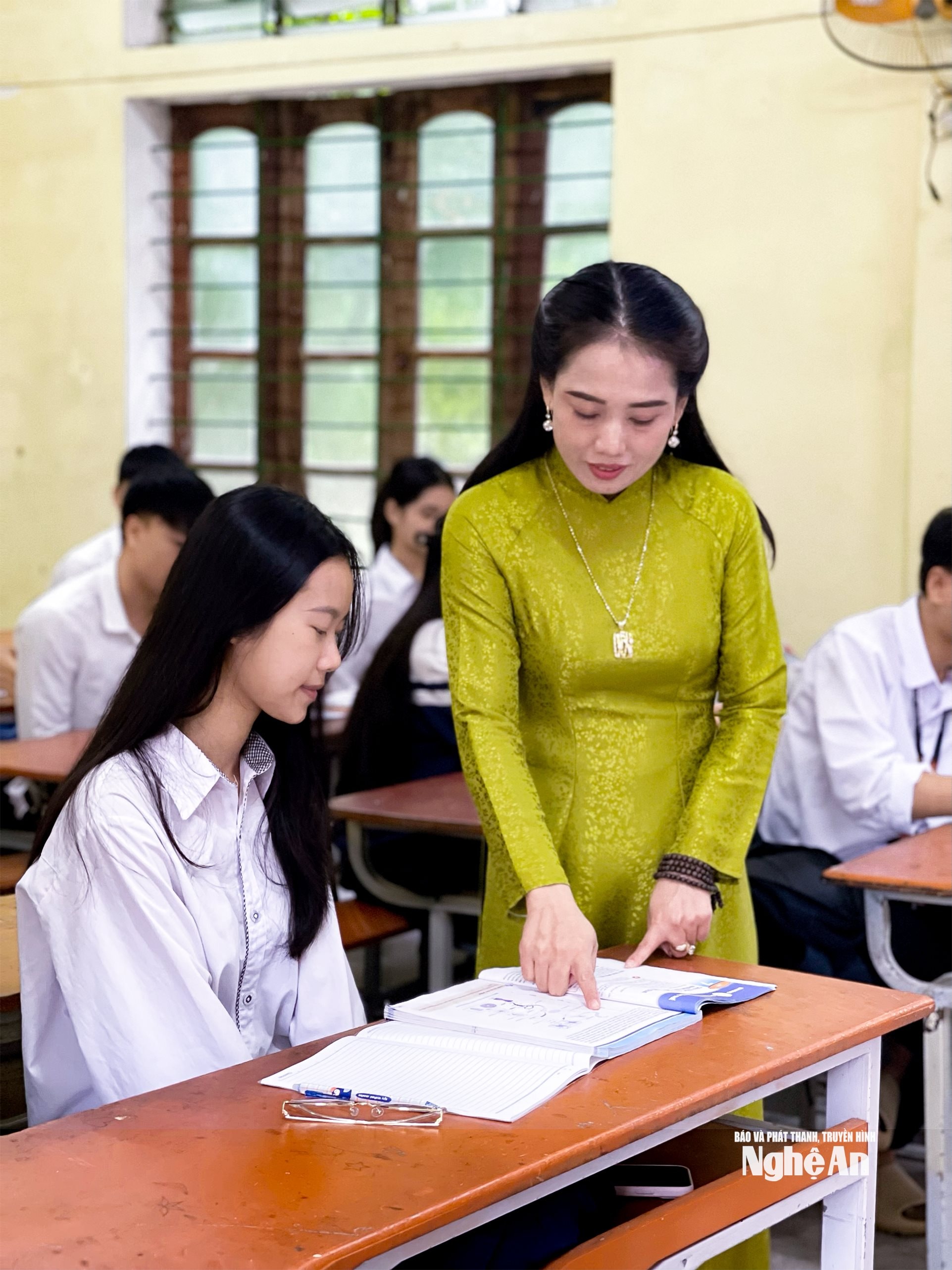 Cô và trò nhà trường