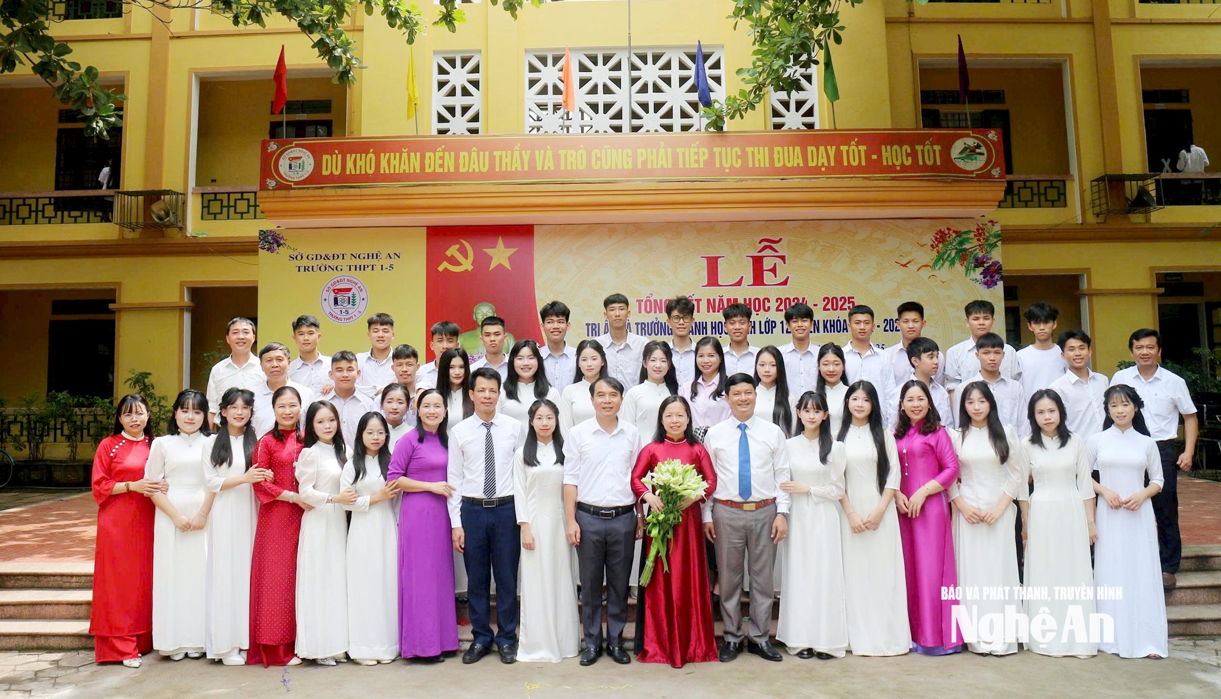 Giáo viên và học sinh nhà trường trong lễ tổng kết năm học