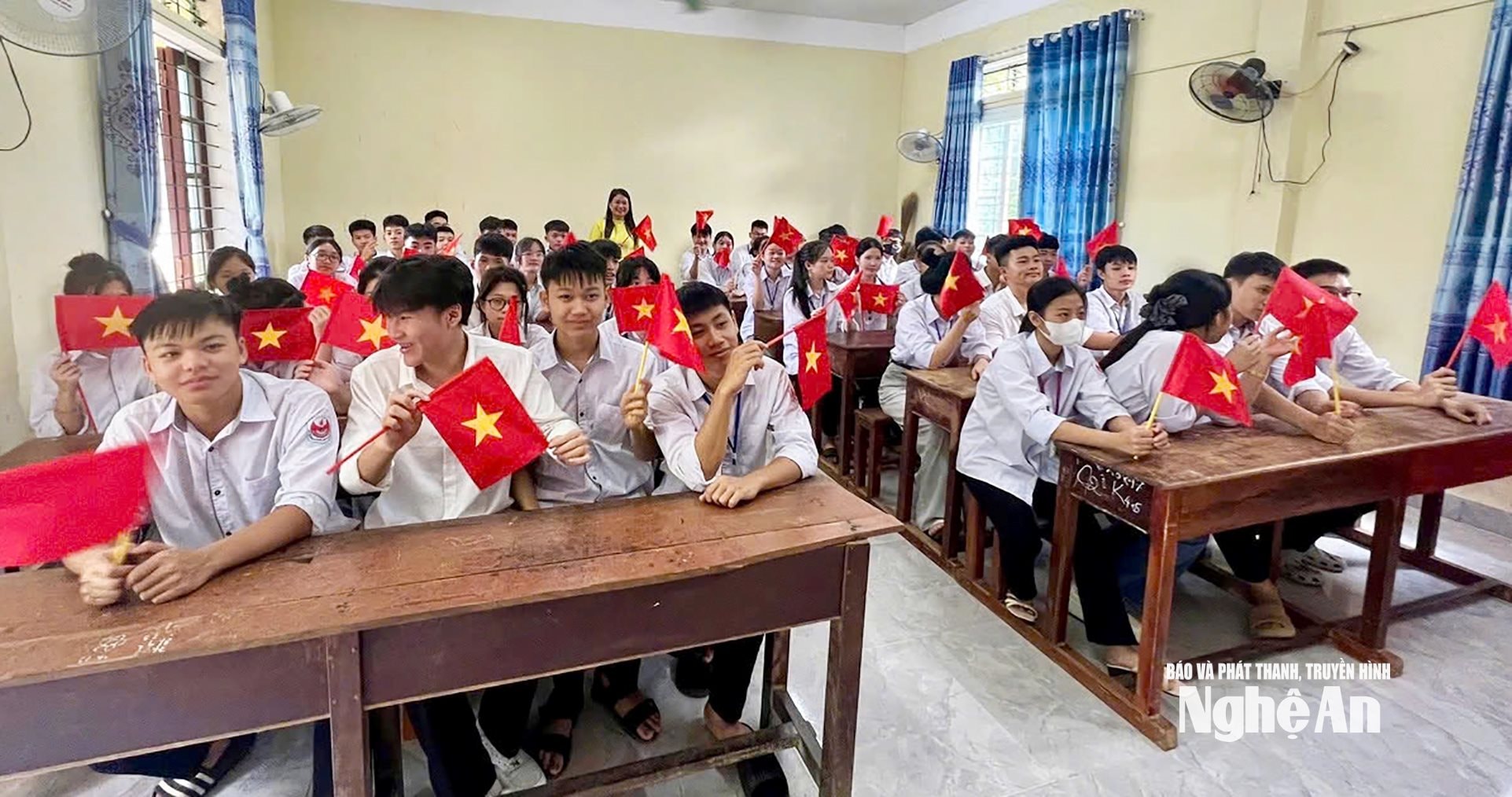 Giáo viên và học sinh nhà trường