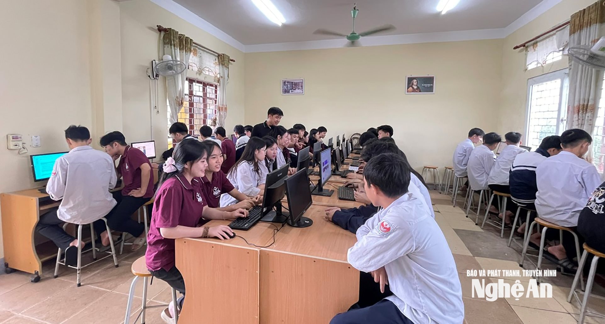 Giờ học Tin học của học sinh Trường THPT 1 - 5