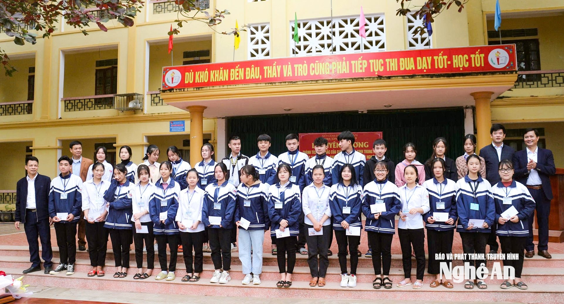 Khen thưởng cho các học sinh có thành tích cao trong học tập