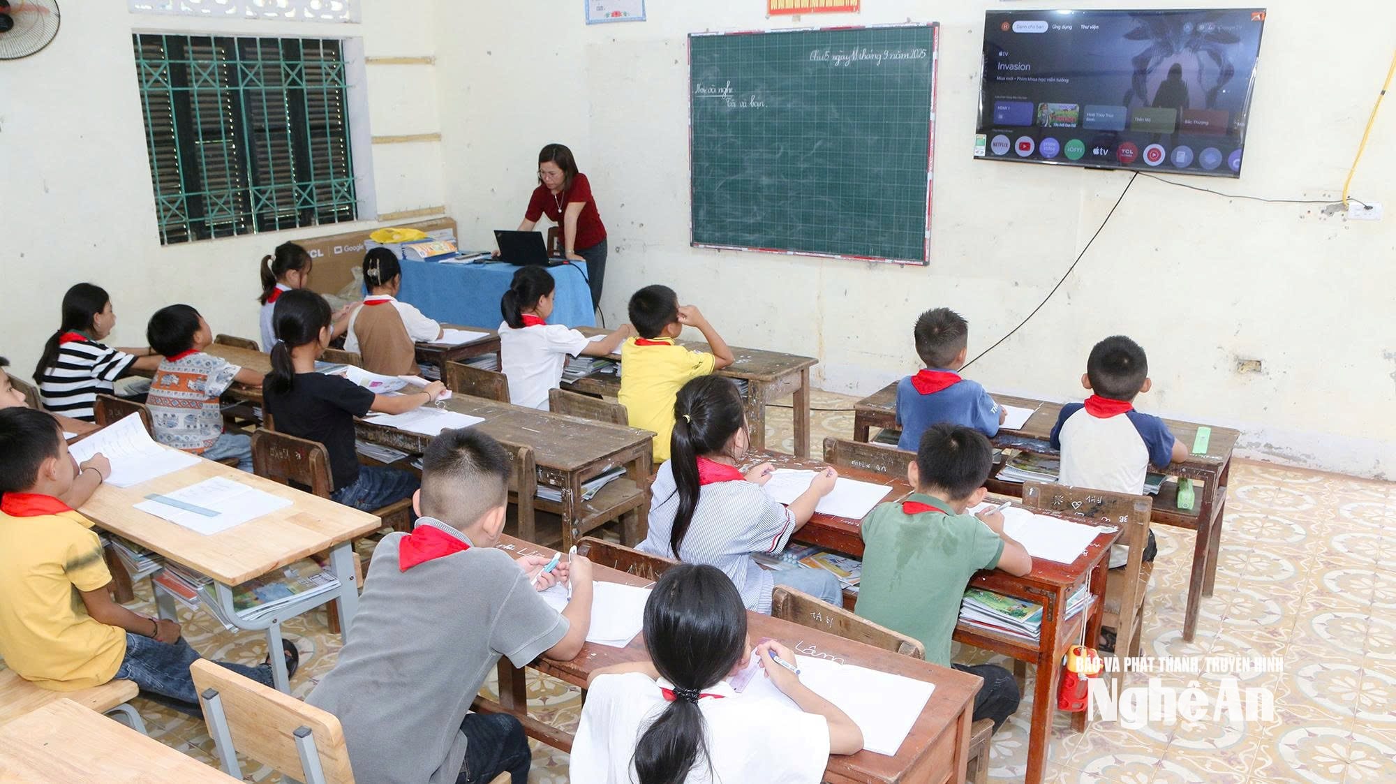 Lớp học của học sinh Trường Tiểu học thị trấn Thach Giám tại bản Chắn