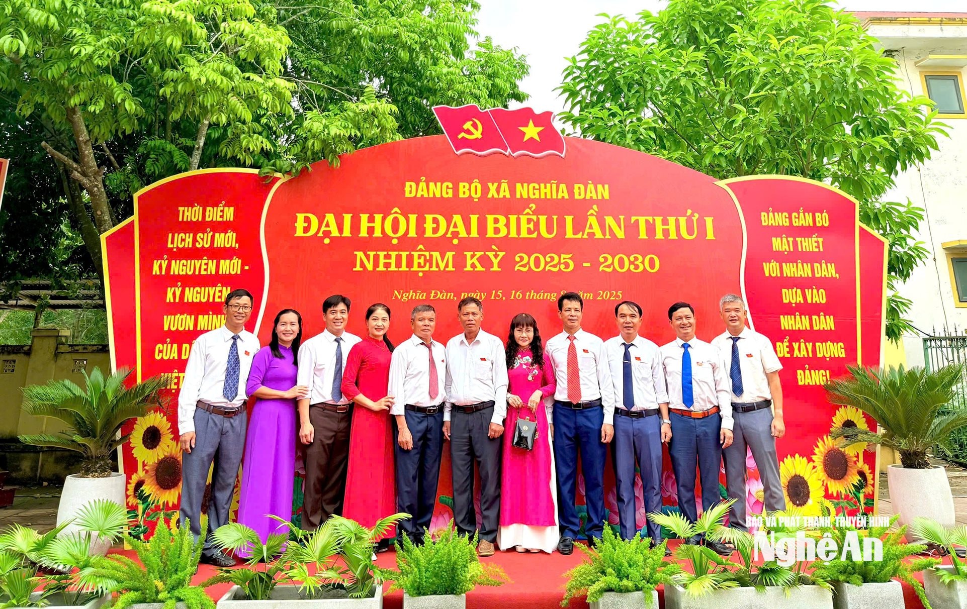 Tập thể ban giám hiệu, giáo viên nhà trường