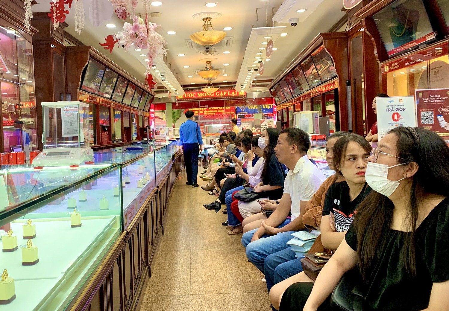 Giá vàng mới nhất tăng mạnh nhờ chính phủ Mỹ sắp mở cửa trở lại