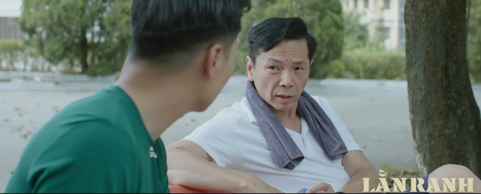 Ông Sách tỏ ra trầm ngâm khi nghe báo cáo về các dự án có dấu hiệu lợi ích nhóm trong phim Lằn ranh tập 7.