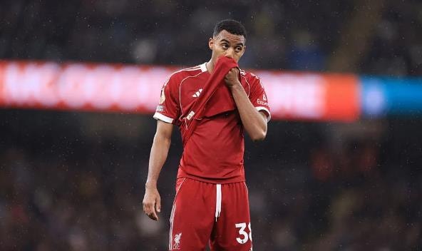 Ryan Gravenberch cũng không thể bọc lót tốt cho 2 người đồng đội.