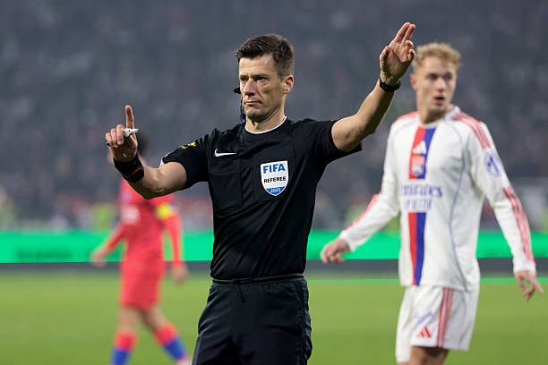 Trọng tài Benoit Bastien bị phía Lyon chỉ trích dữ dội.