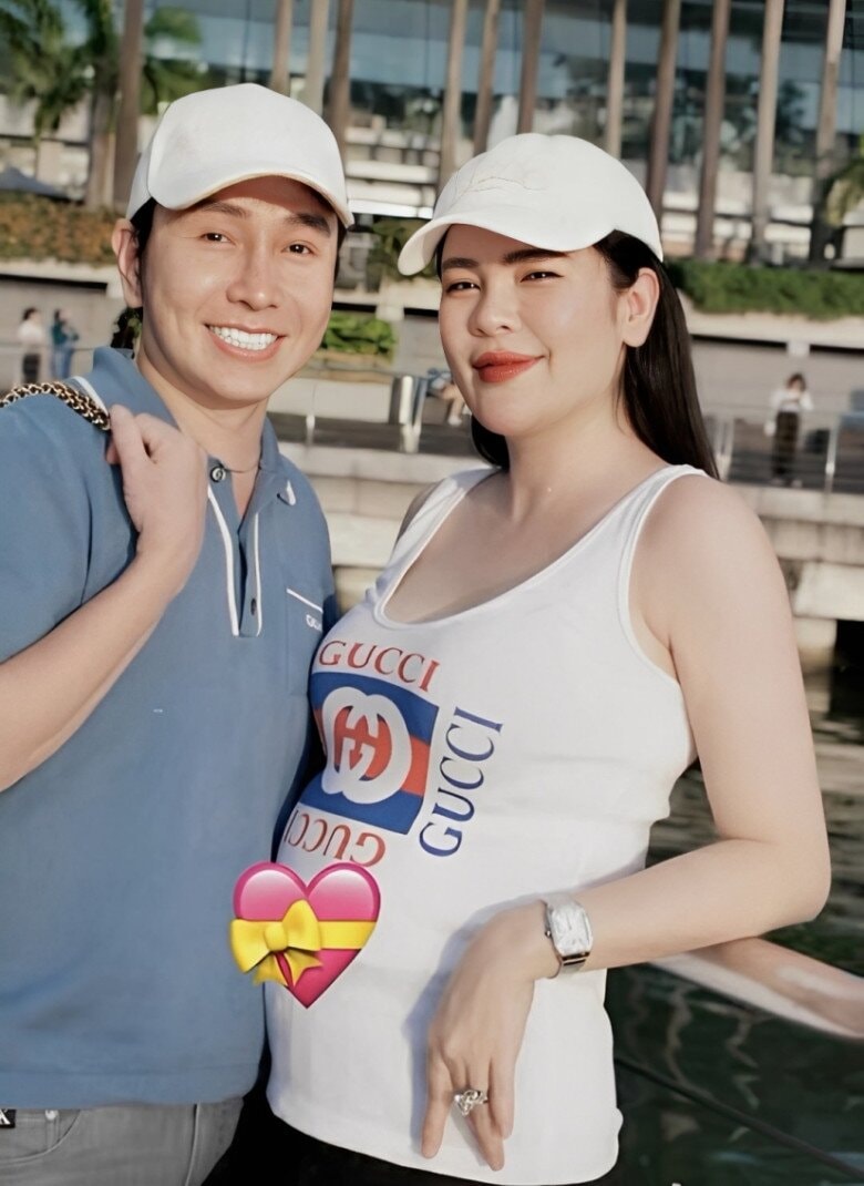 Mang thai lần 4, nàng hậu đầy năng lượng, được chồng chăm sóc chu đáo.