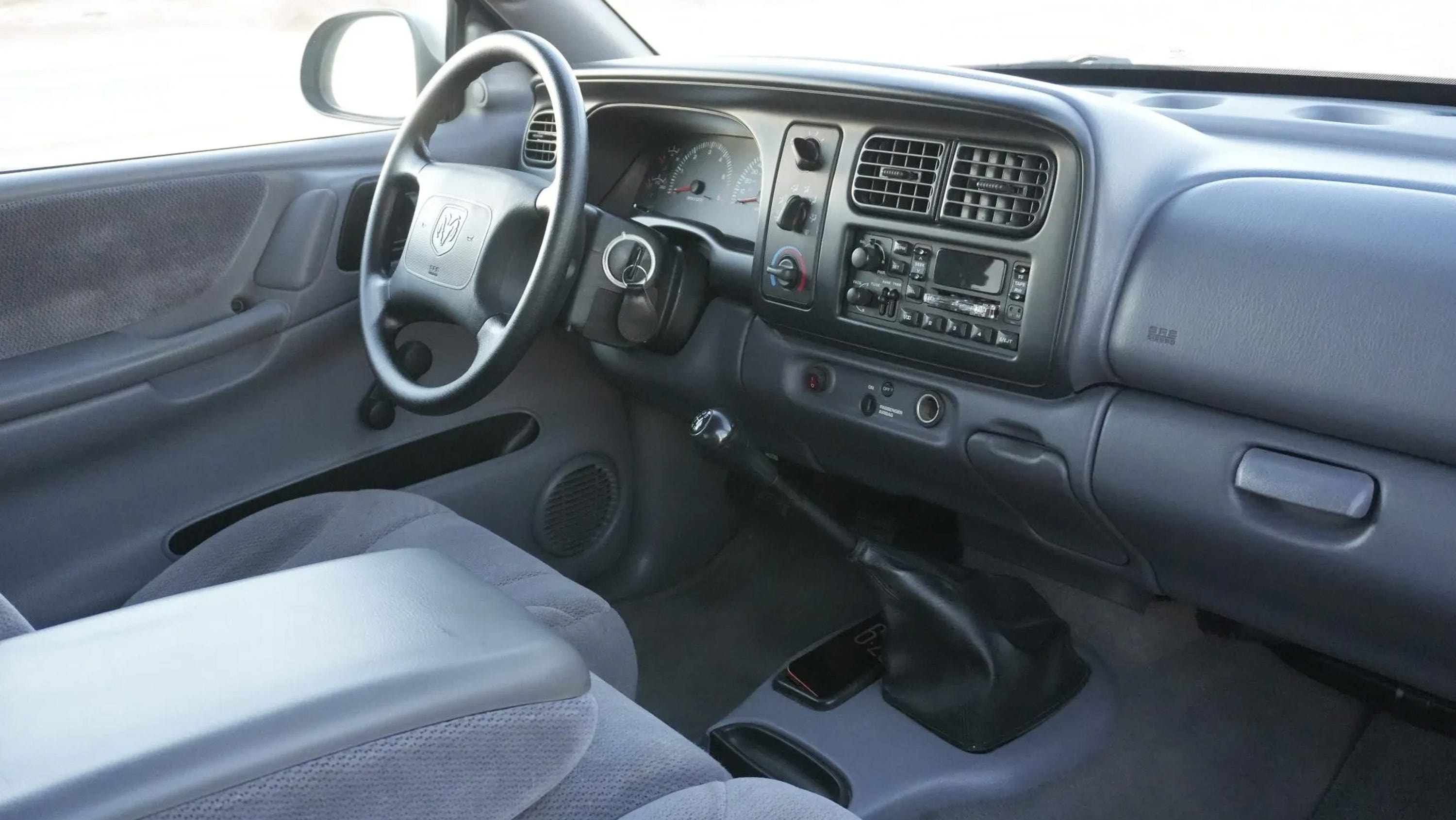 Khoang lái với táp-lô, vô-lăng và ghế nỉ.