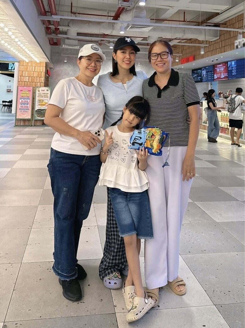 Lê Phương đưa cả mẹ ruột lẫn mẹ chồng đi chơi, chụp ảnh thân thiết.