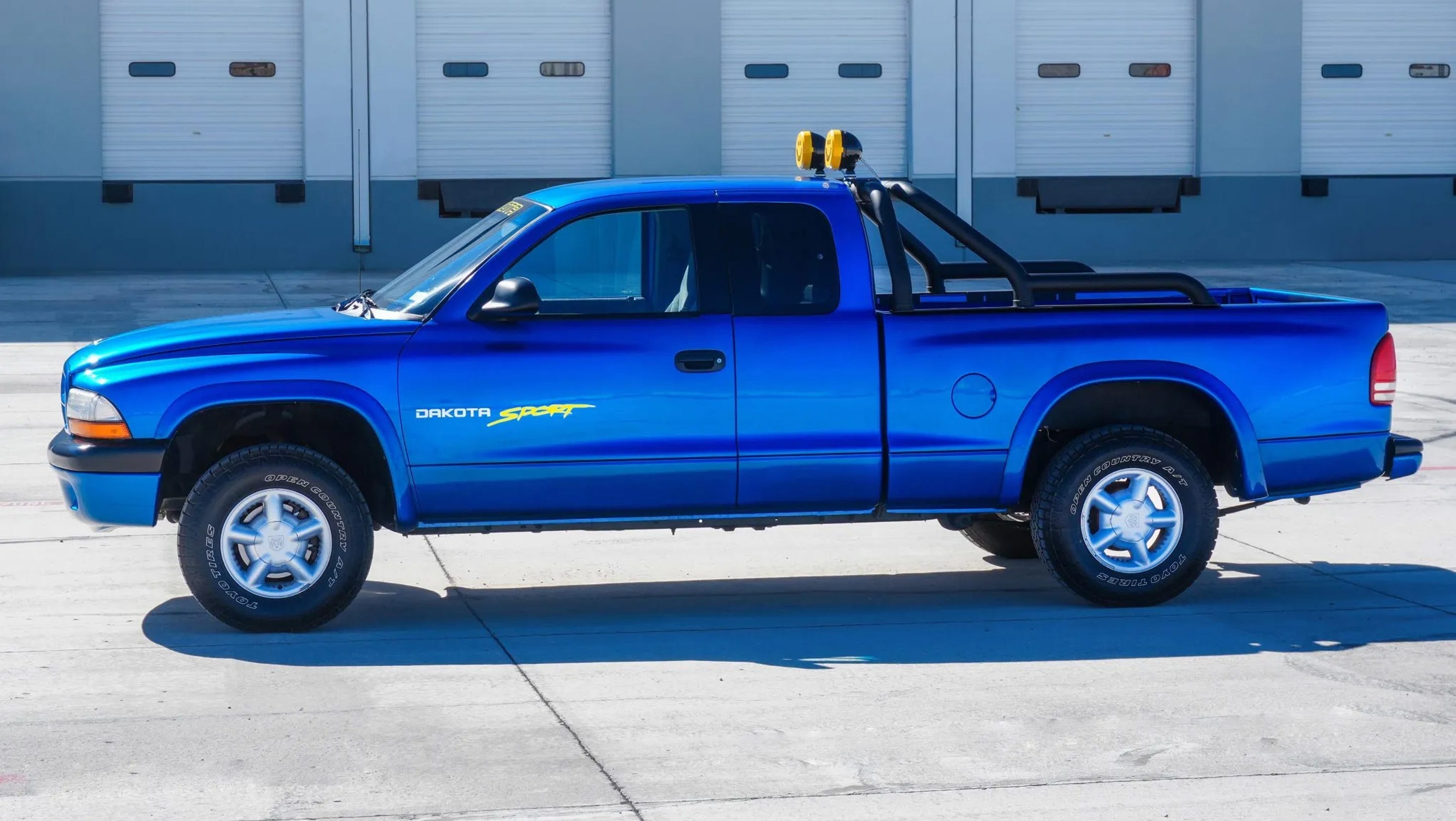 Bên hông trái, cabin mở rộng và giá thể thao gắn trên thùng xe.