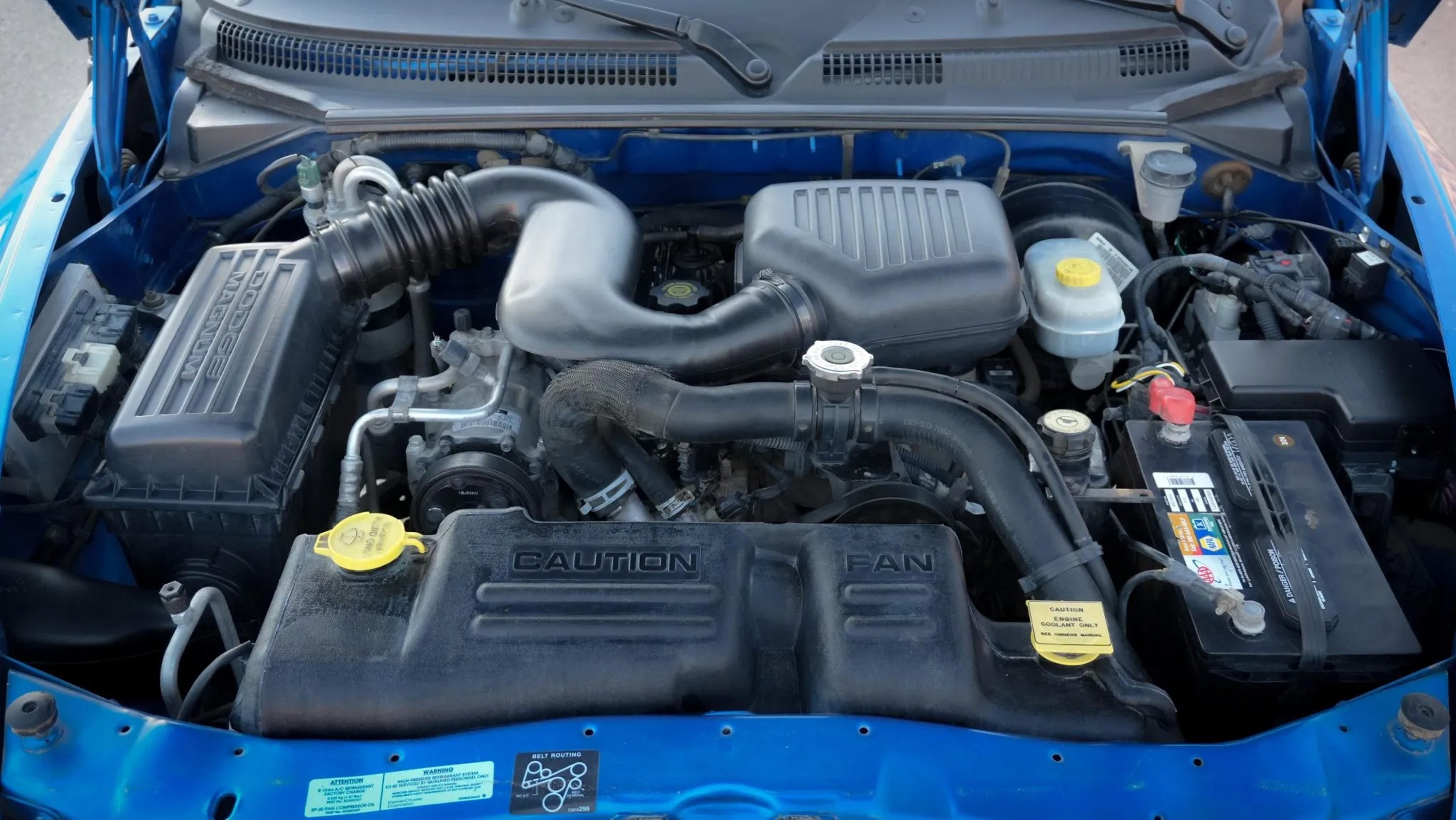 Khoang động cơ dưới nắp ca-pô đang mở.