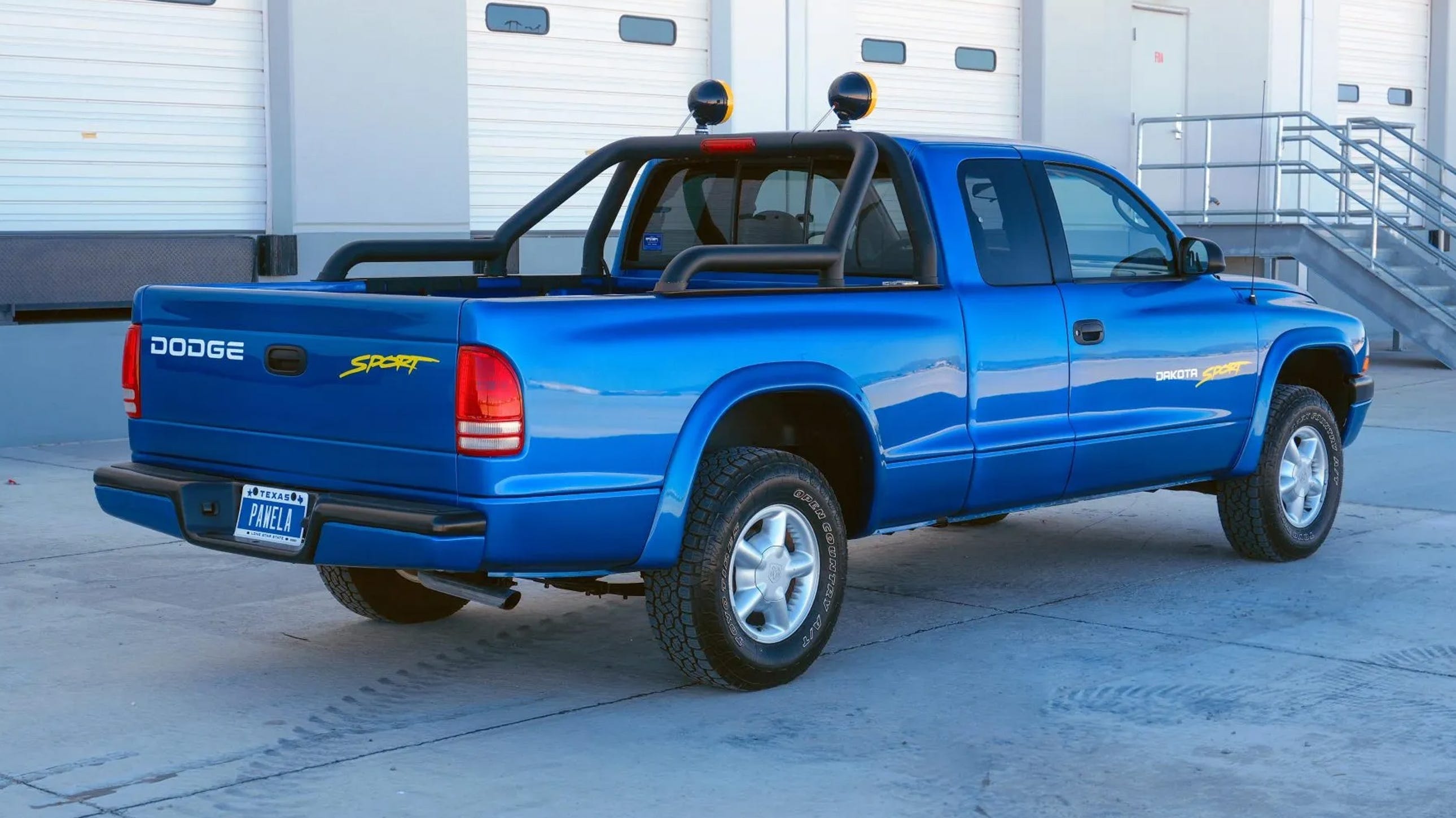 Góc sau phải, xe đỗ gần khu bến bãi.