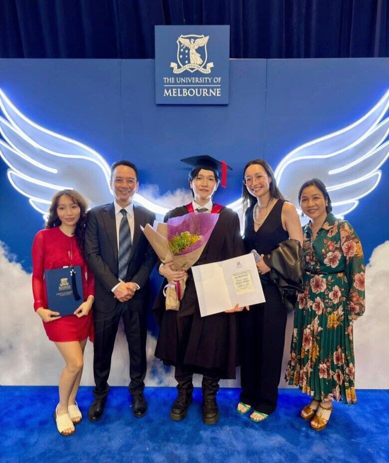 Anh Duy - quý tử duy nhất của vợ chồng diva Mỹ Linh trở thành bác sĩ.