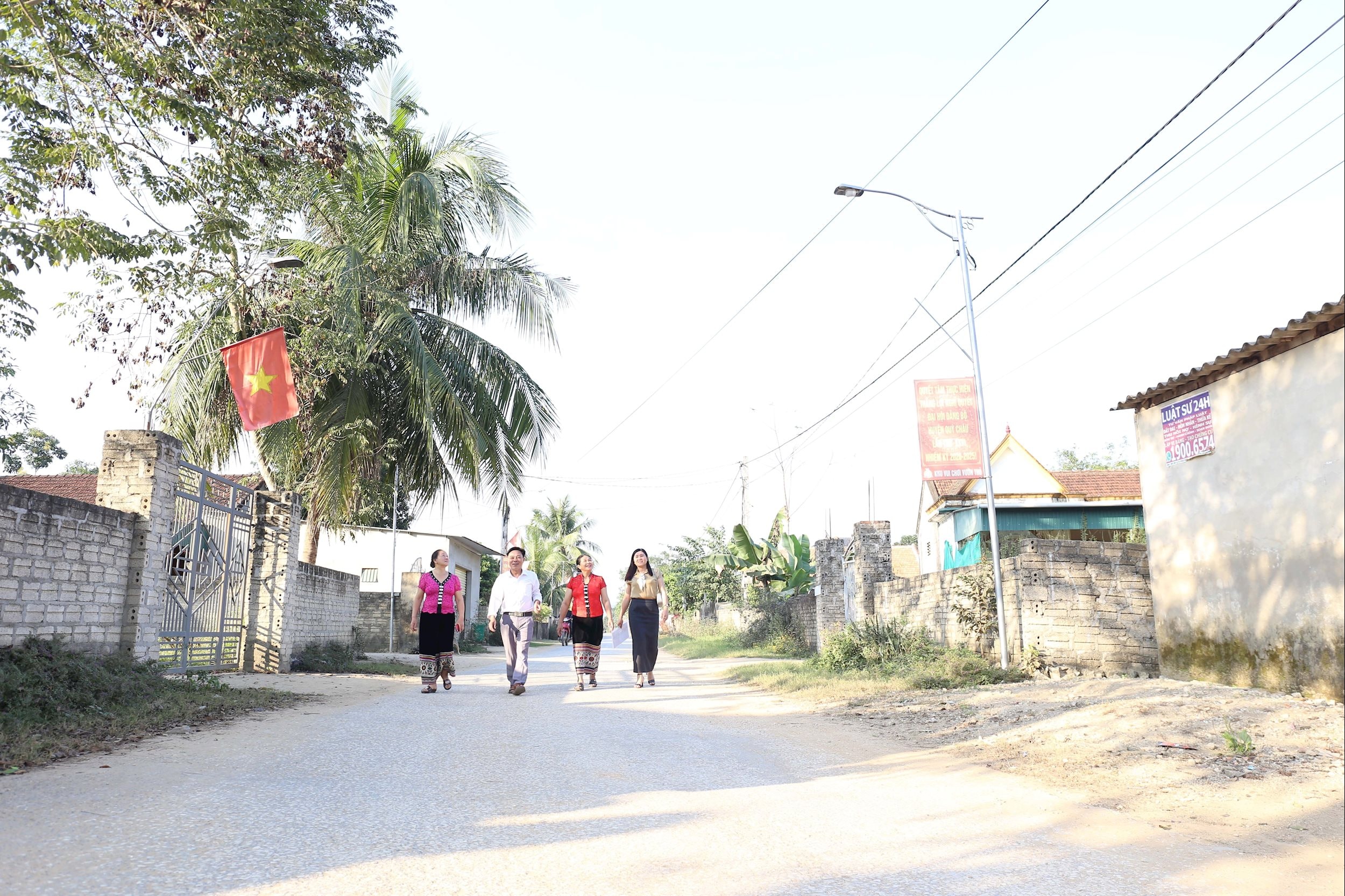 uploaded-thanhquynhbna-2024_01_13-_bna-anh-2-he-thong-duong-giao-thong-nong-thon-va-he-thong-den-chieu-sang-duoc-ba-con-dong-bao-thai-tai-cac-ban-lang-dong-gop-len-toi-hang-tram-trieu-d.jpg