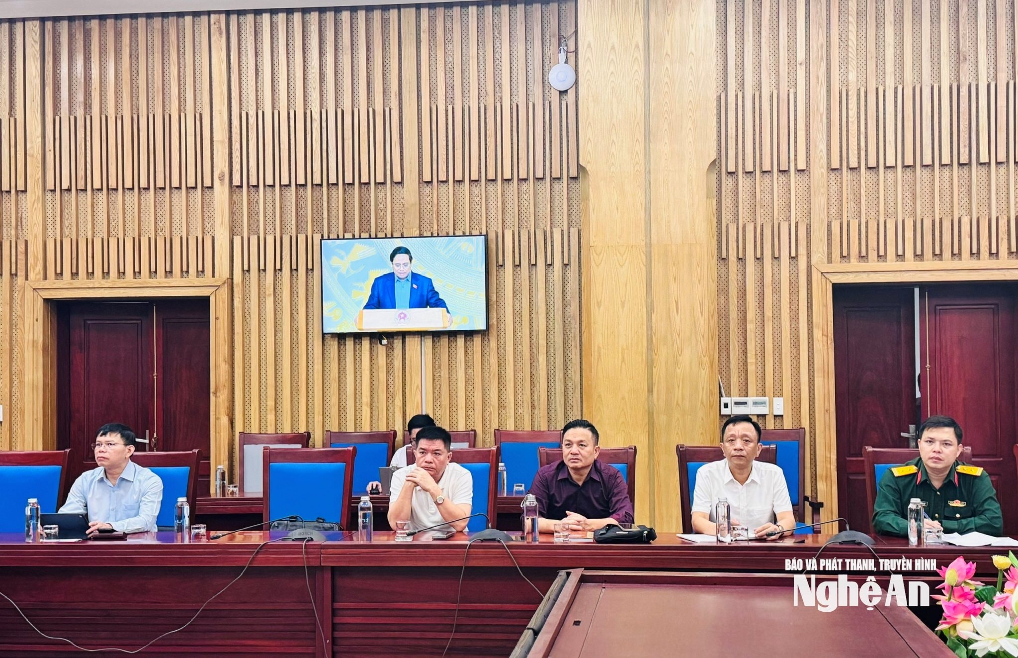 Representanter för avdelningar och filialer följde mötet från bron tillhörande Nghe Ans provinsiella folkkommitté. Foto av Nguyen Hai