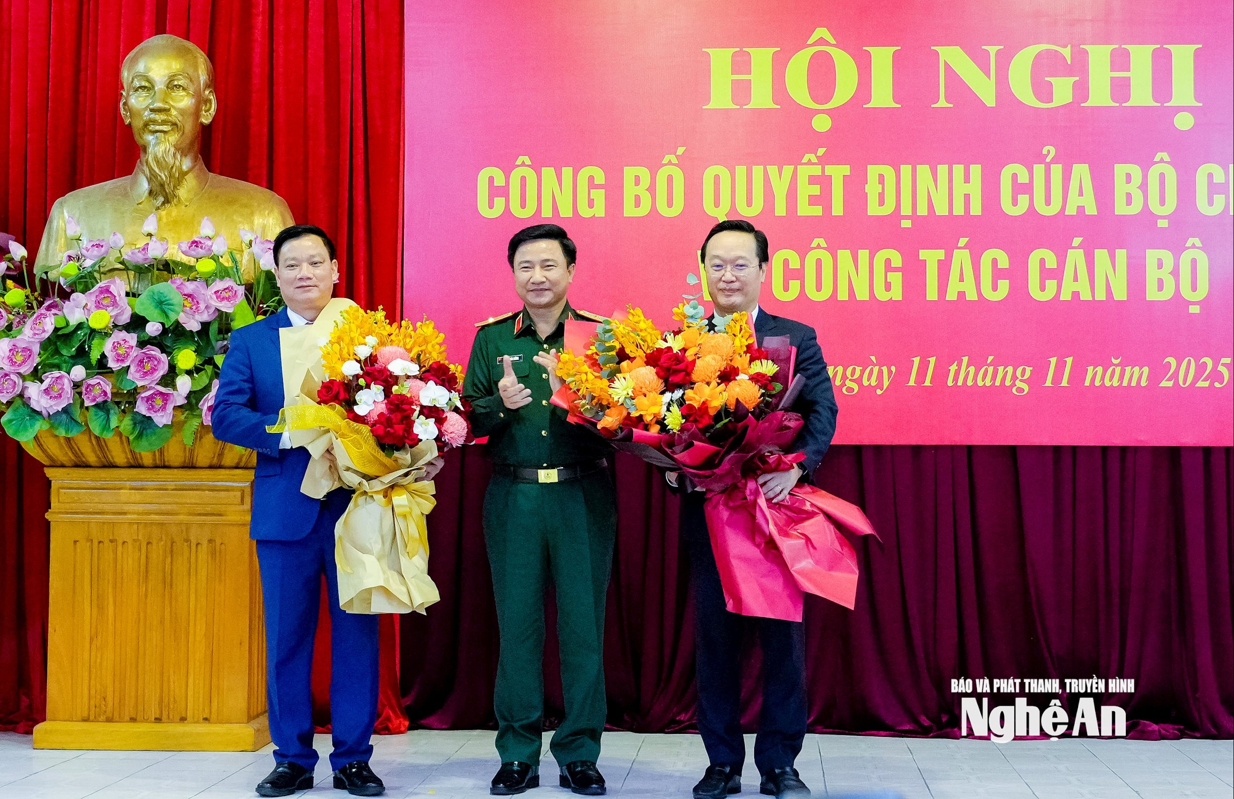 Lãnh đạo Quân khu 4 tặng hoa chúc mừng Phó Bí thư Thành uỷ Hà Nội Nguyễn Đức Trung và Bí thư Tỉnh uỷ Nghệ An Nguyễn Khắc Thận. Ảnh: Phạm Bằng