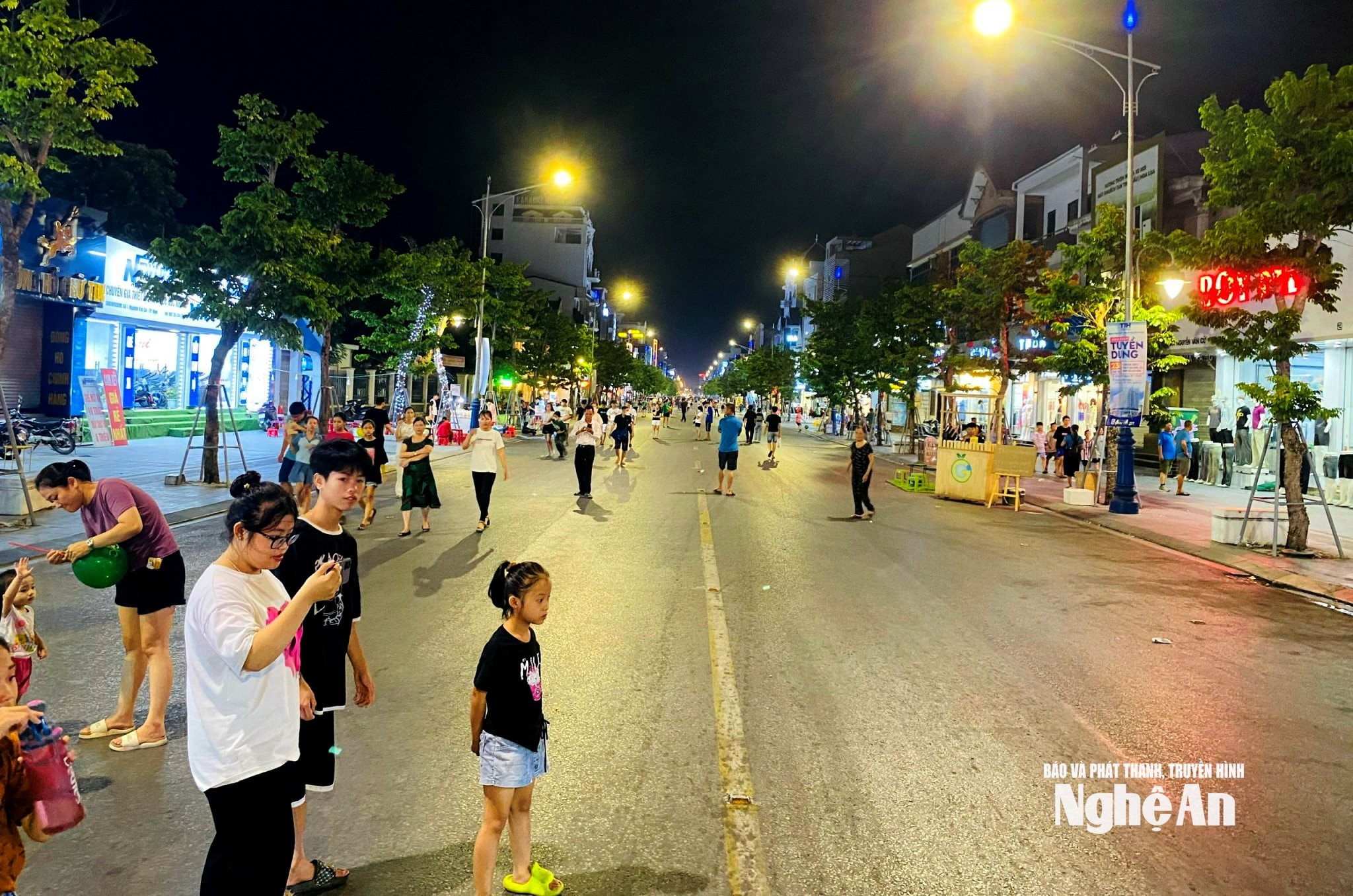 Nguyen Van Cu Street میں اب تفریحی سرگرمیاں، چند زائرین، تصویر QA نہیں ہے۔