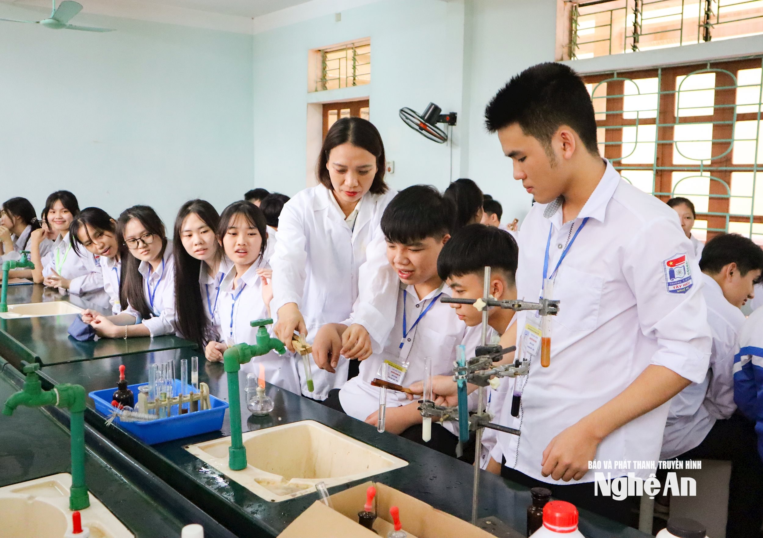 Giờ học của giáo viên và học sinh Trường THPT Tây Hiếu. Ảnh Mỹ Hà (3)