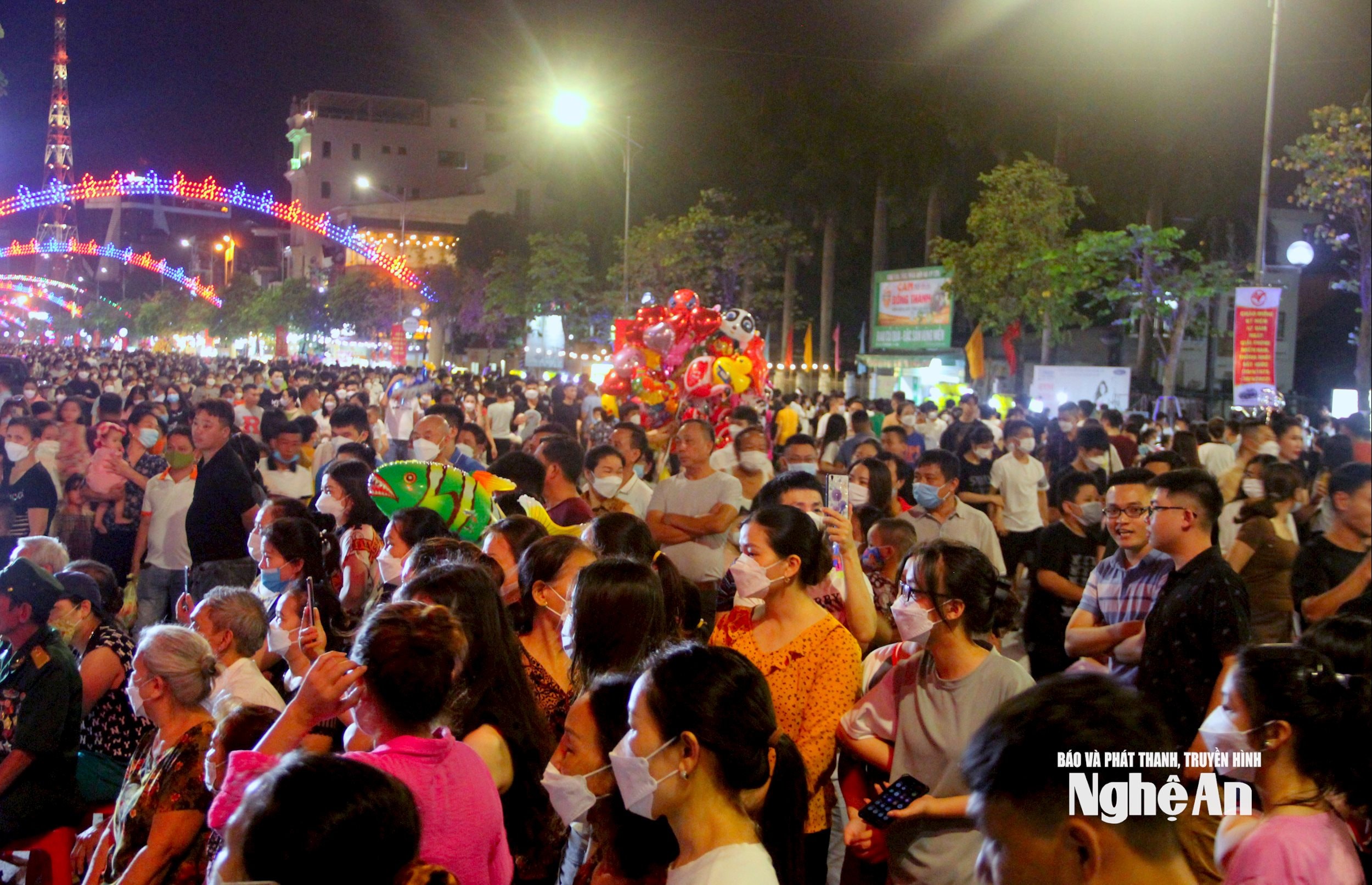 آپریشن کے پہلے دنوں میں ہزاروں سیاح واکنگ سٹریٹ پر آئے۔ تصویر QA