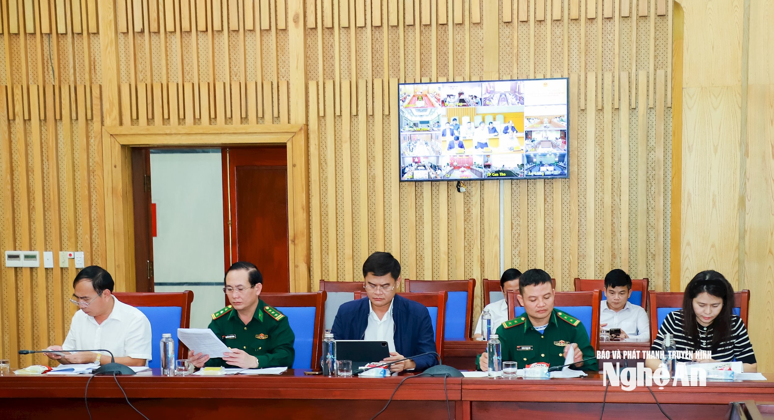 Các đại biểu dự phiên họp tại điểm cầu UBND tỉnh Nghệ An. Ảnh: Thành Duy