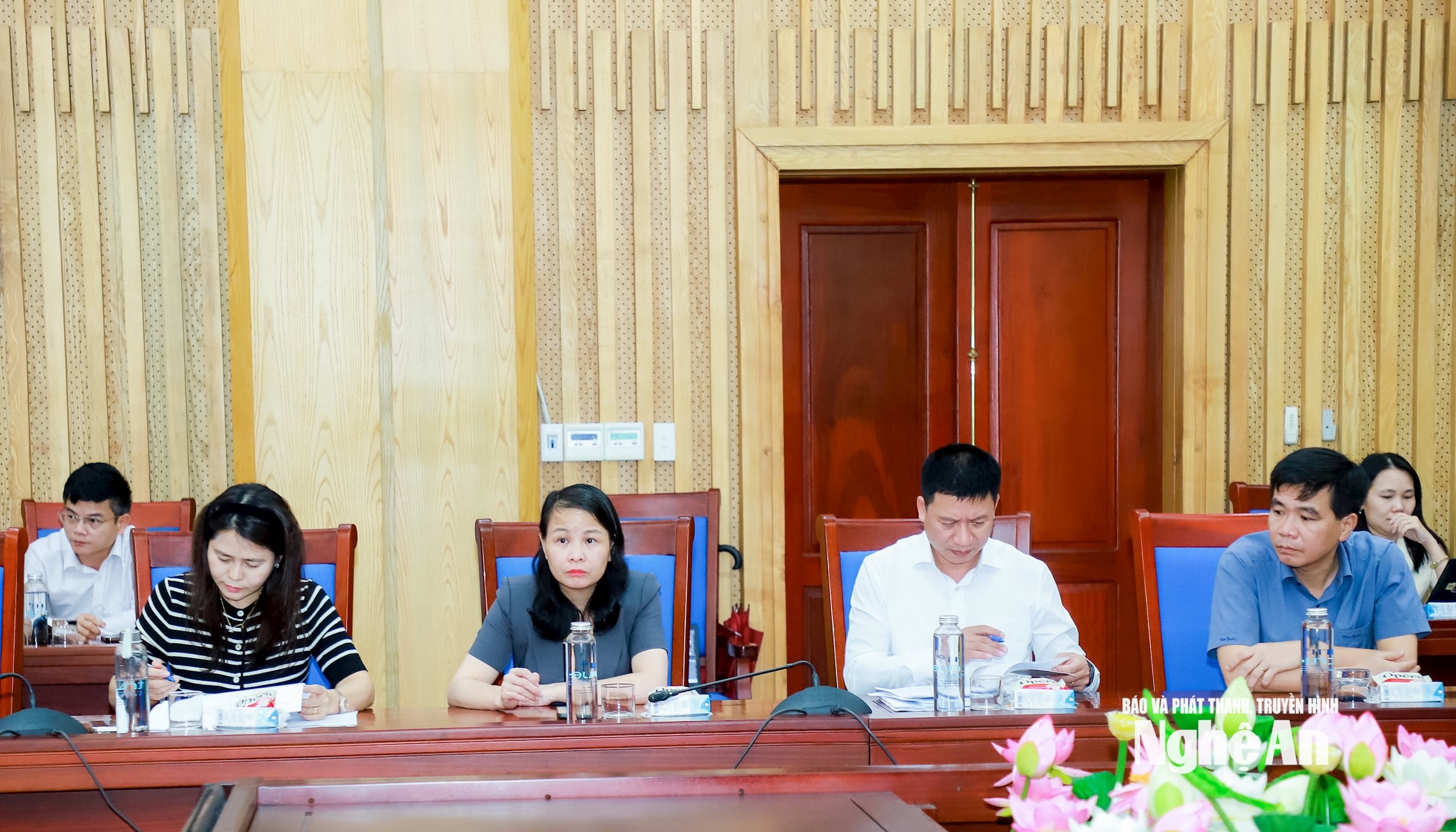 Các đại biểu dự phiên họp tại điểm cầu UBND tỉnh Nghệ An. Ảnh: Thành Duy