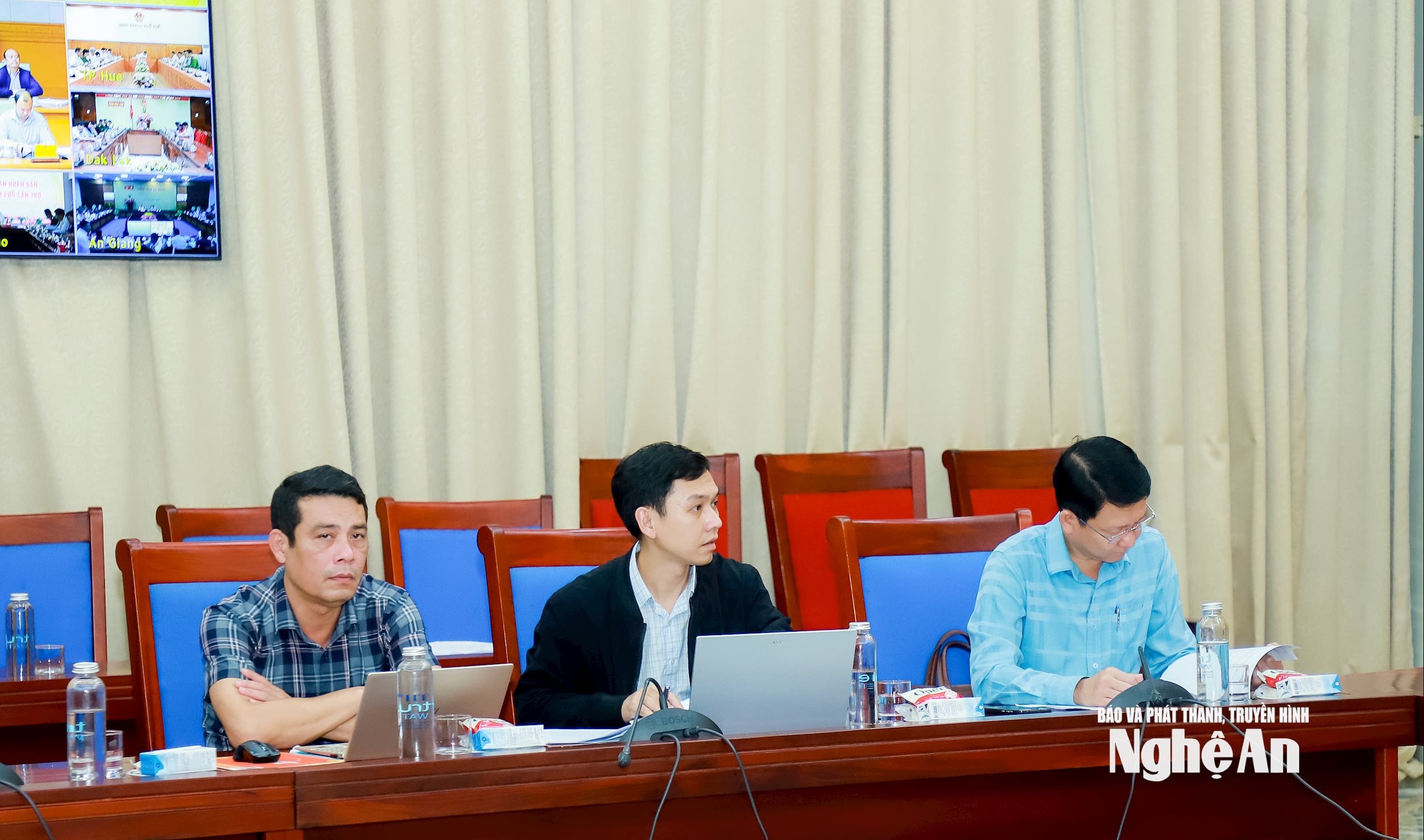 Các đại biểu dự phiên họp tại điểm cầu UBND tỉnh Nghệ An. Ảnh: Thành Duy