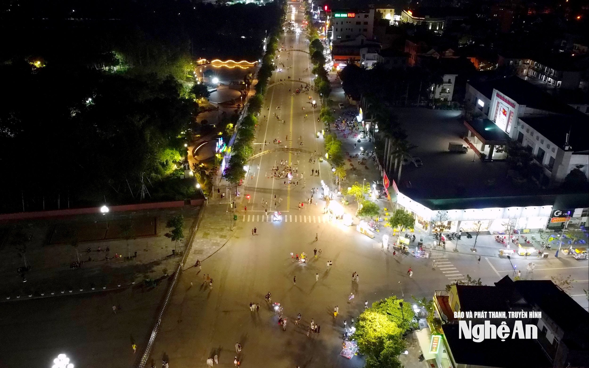 ہو تنگ ماؤ اور نگوین وان کیو گلیوں کا چوراہا ایک پرسکون چلنے والی گلی کے بیچ میں واقع ہے جس میں بہت کم سرگرمی ہوتی ہے۔ تصویر: QA