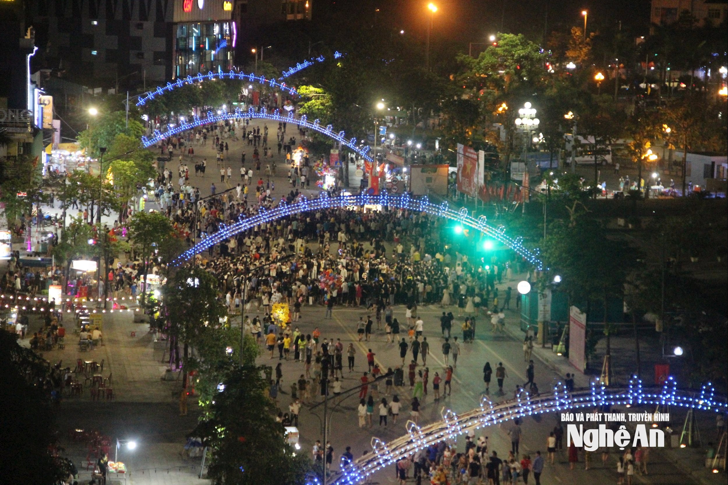 واکنگ سٹریٹ بہت سی سرگرمیوں سے بھری رہتی تھی۔ تصویر QA