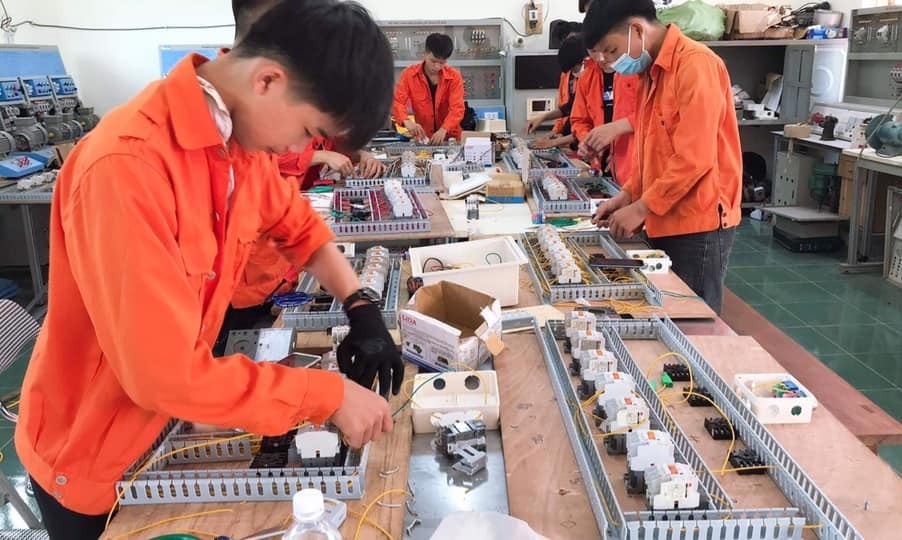 ນັກສຶກສາຮຽນວິທະຍາໄລວິທະຍາໄລເຕັກນິກເສດຖະກິດຕາເວັນຕົກ Nghe An