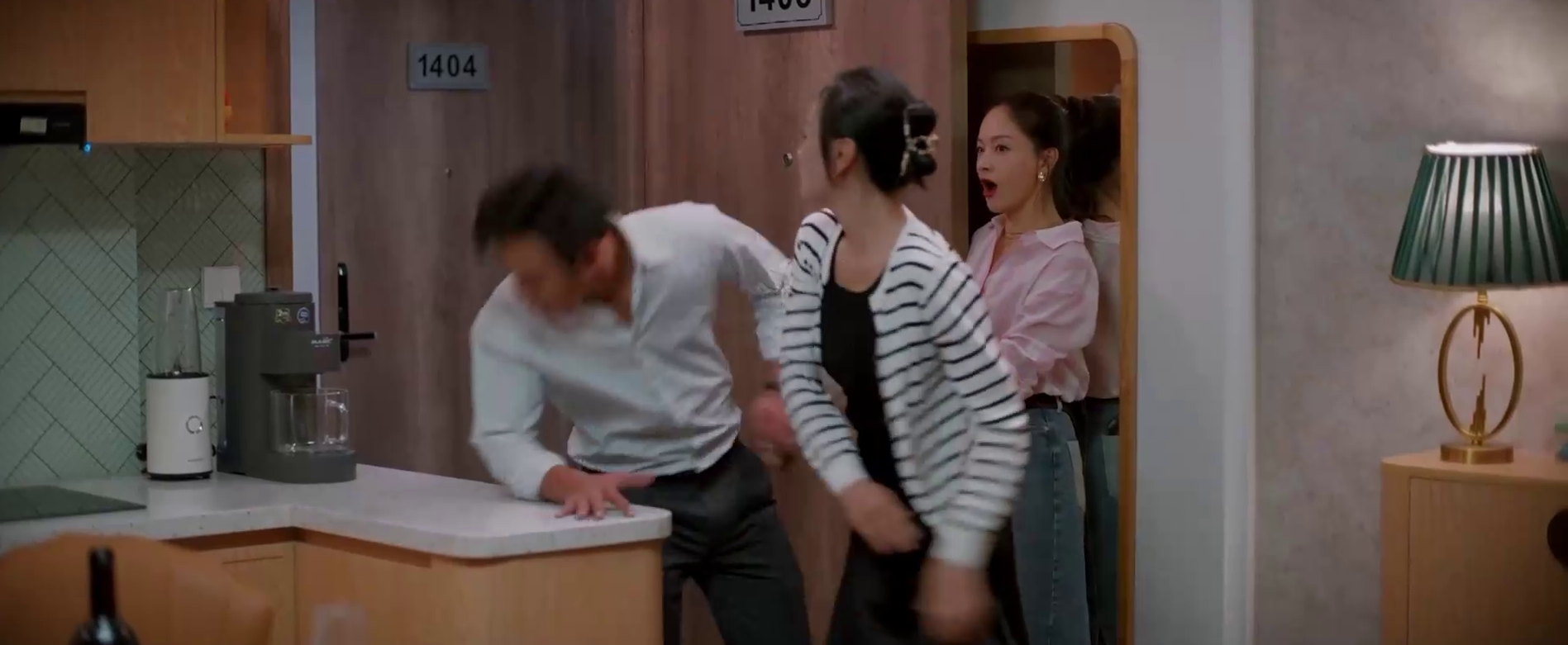 Mỹ Anh đối chất với Linh tại căn hộ riêng.