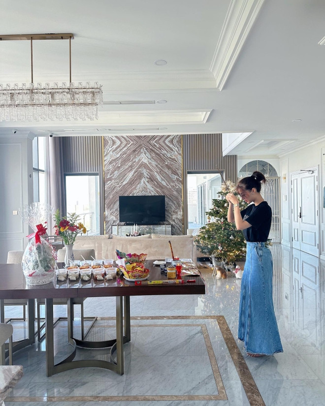 Lona Kiều Loan bên trong căn penthouse sang trọng.