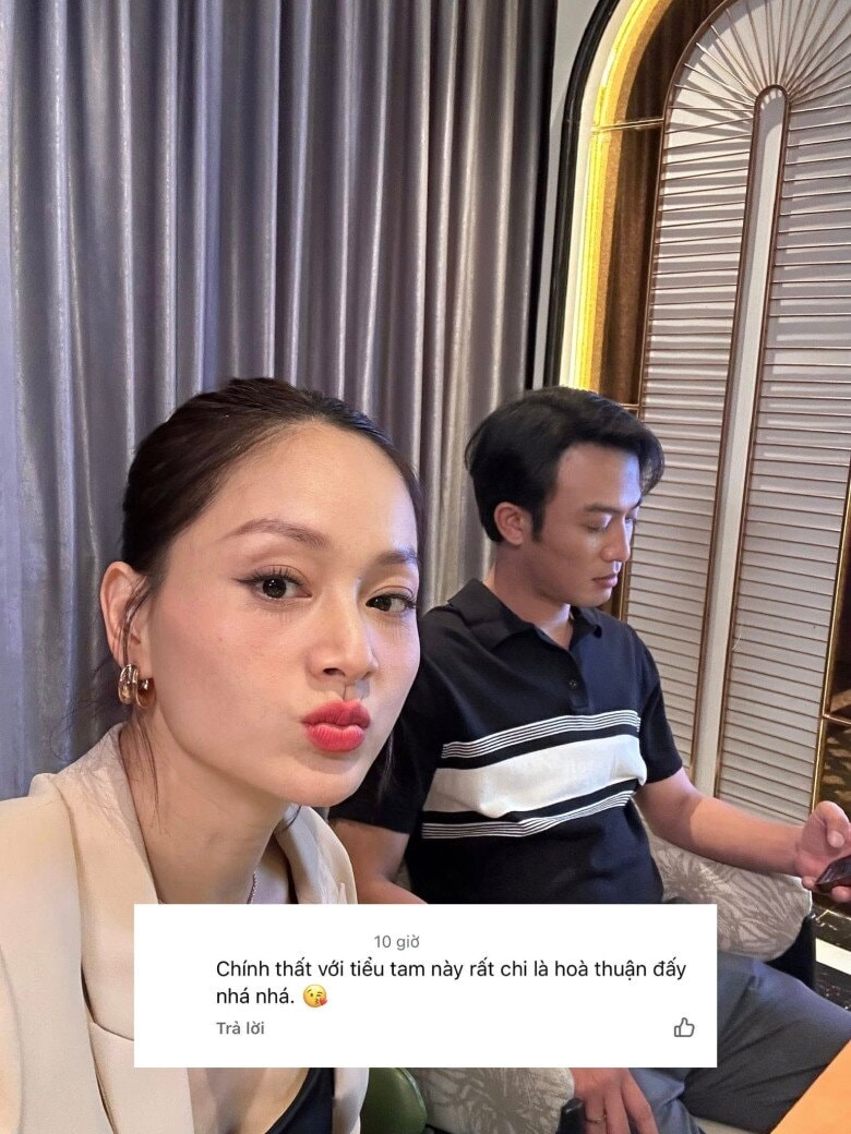 Khoảnh khắc thân thiết của hai nữ diễn viên tại phim trường.