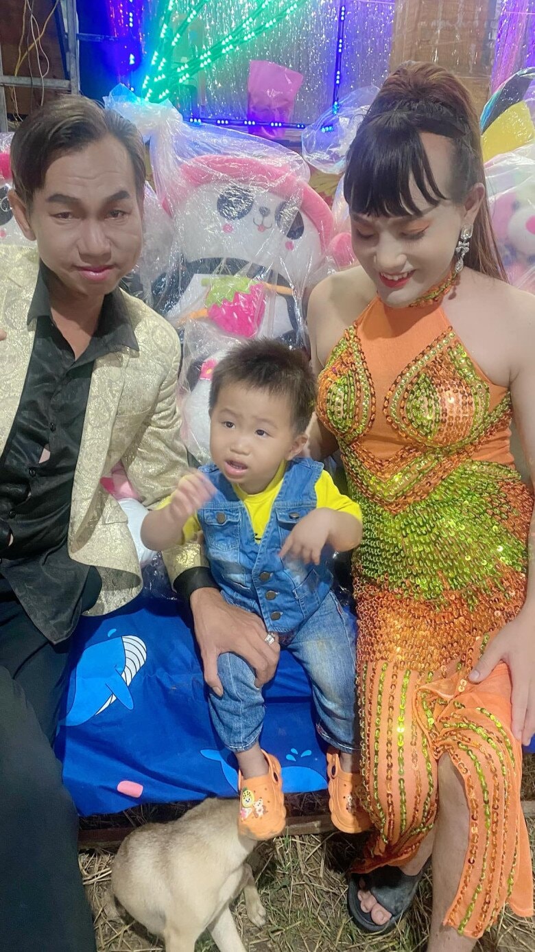 Nữ ca sĩ từng đưa theo con để đi diễn, khiến nhiều khán giả mủi lòng.