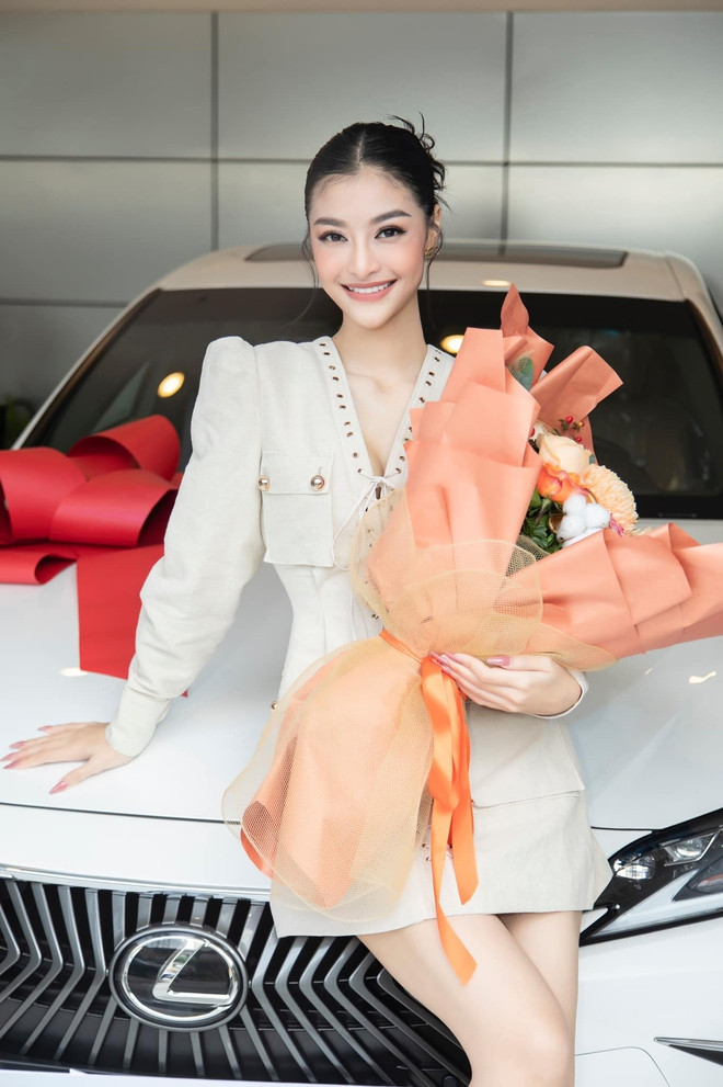 Lona Kiều Loan bên cạnh chiếc xe sang của mình.