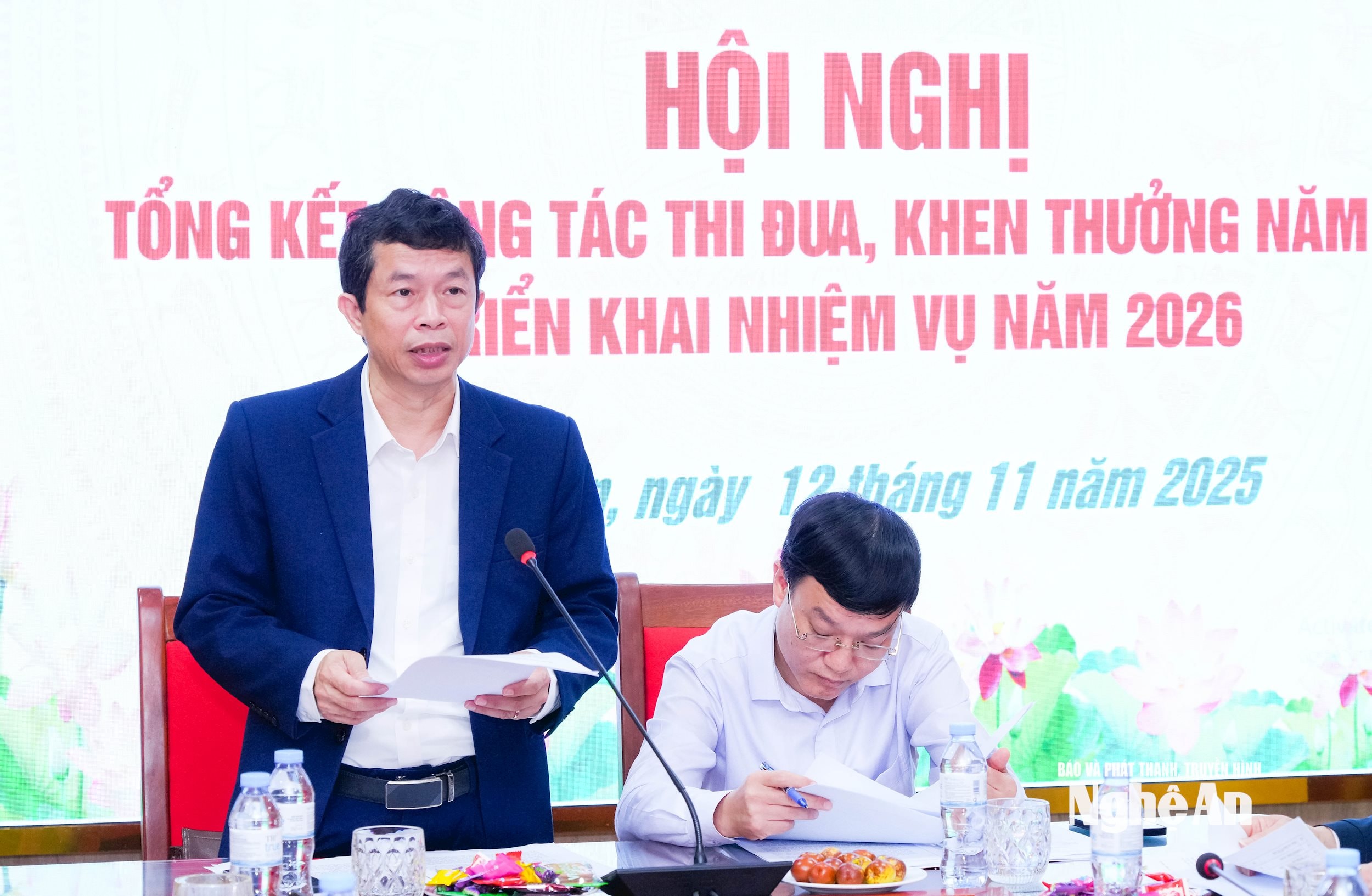 Đồng chí Vương Quang Minh - Hiệu trưởng Trường Chính trị tỉnh báo cáo công tác thi đua năm 2025